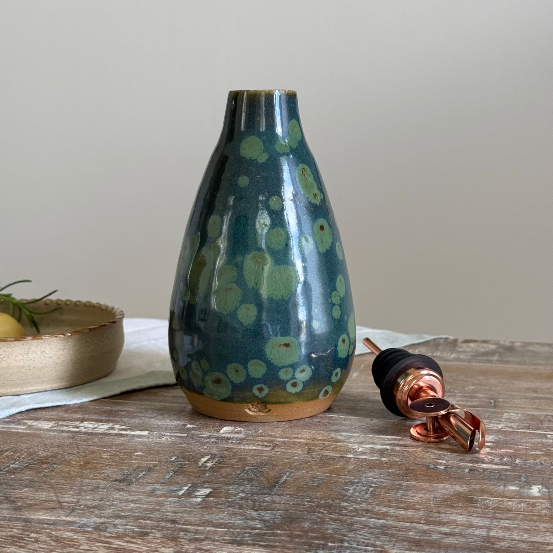 Handmade Ceramic Olive Oil Bottle | Mistral – The Daily Pour | 400ml