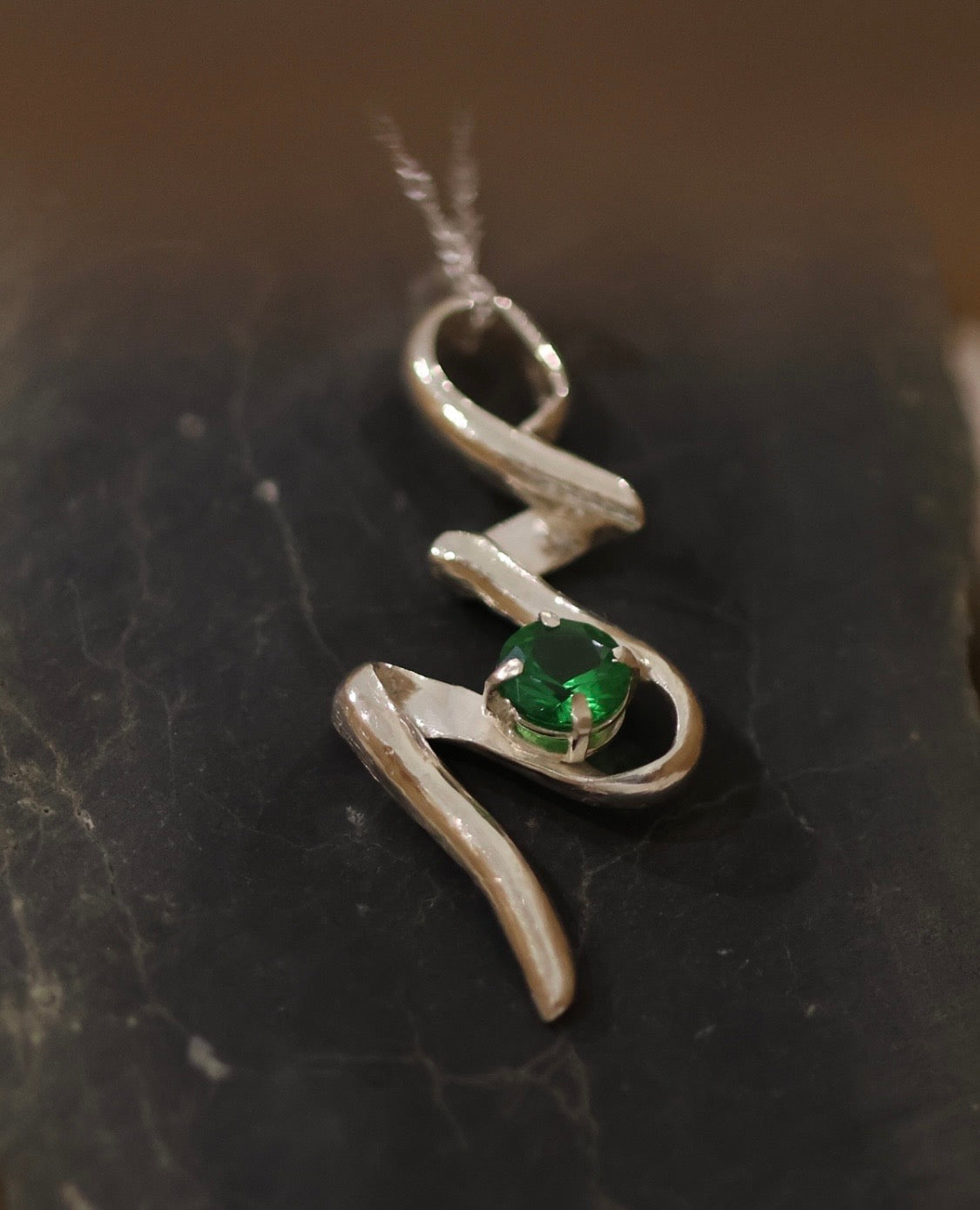 Stunning Emerald pendant in 925 silver