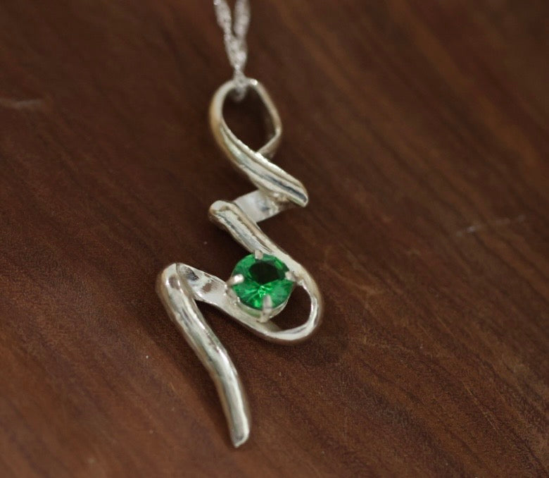 Stunning Emerald pendant in 925 silver