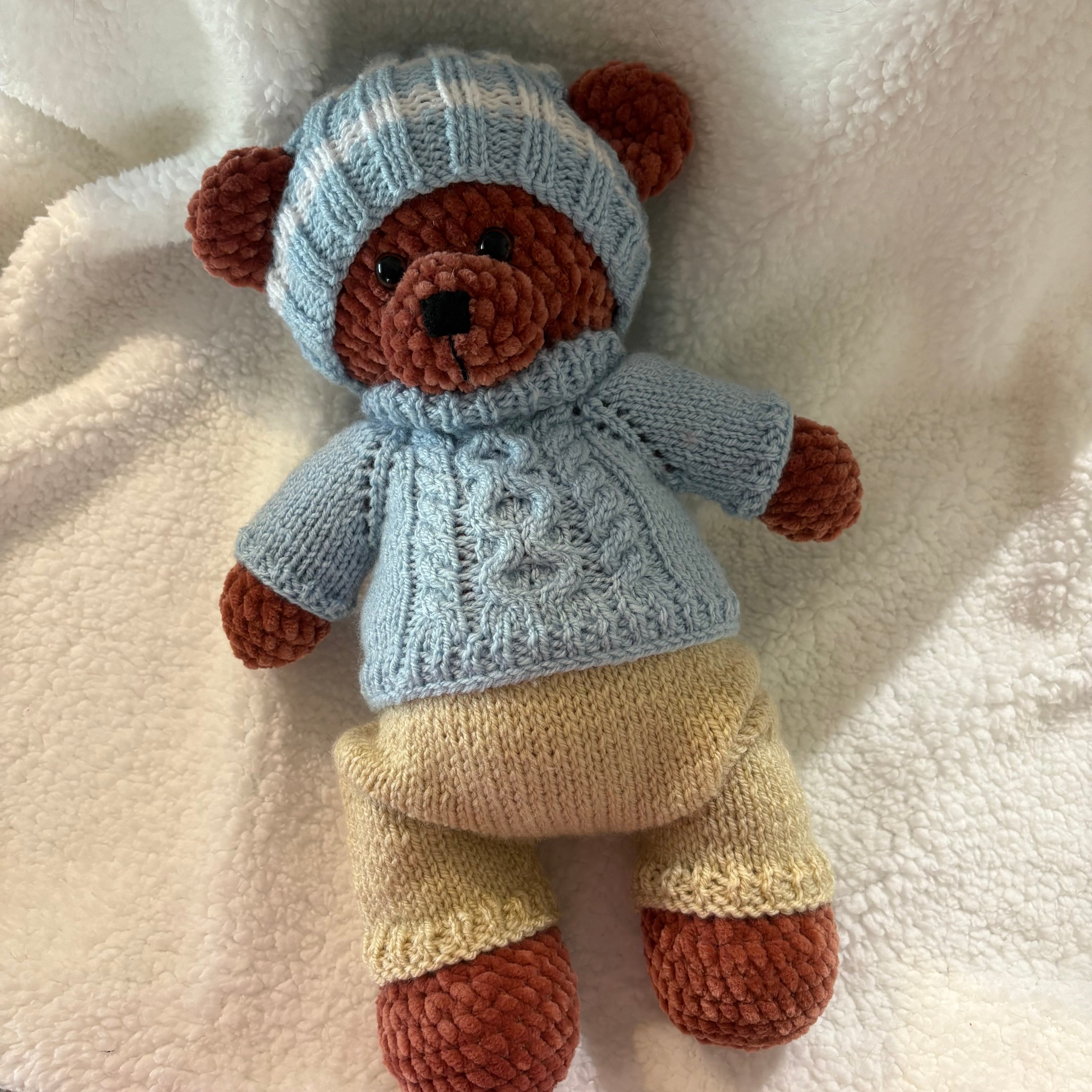 Crochet bear , knitted clothes