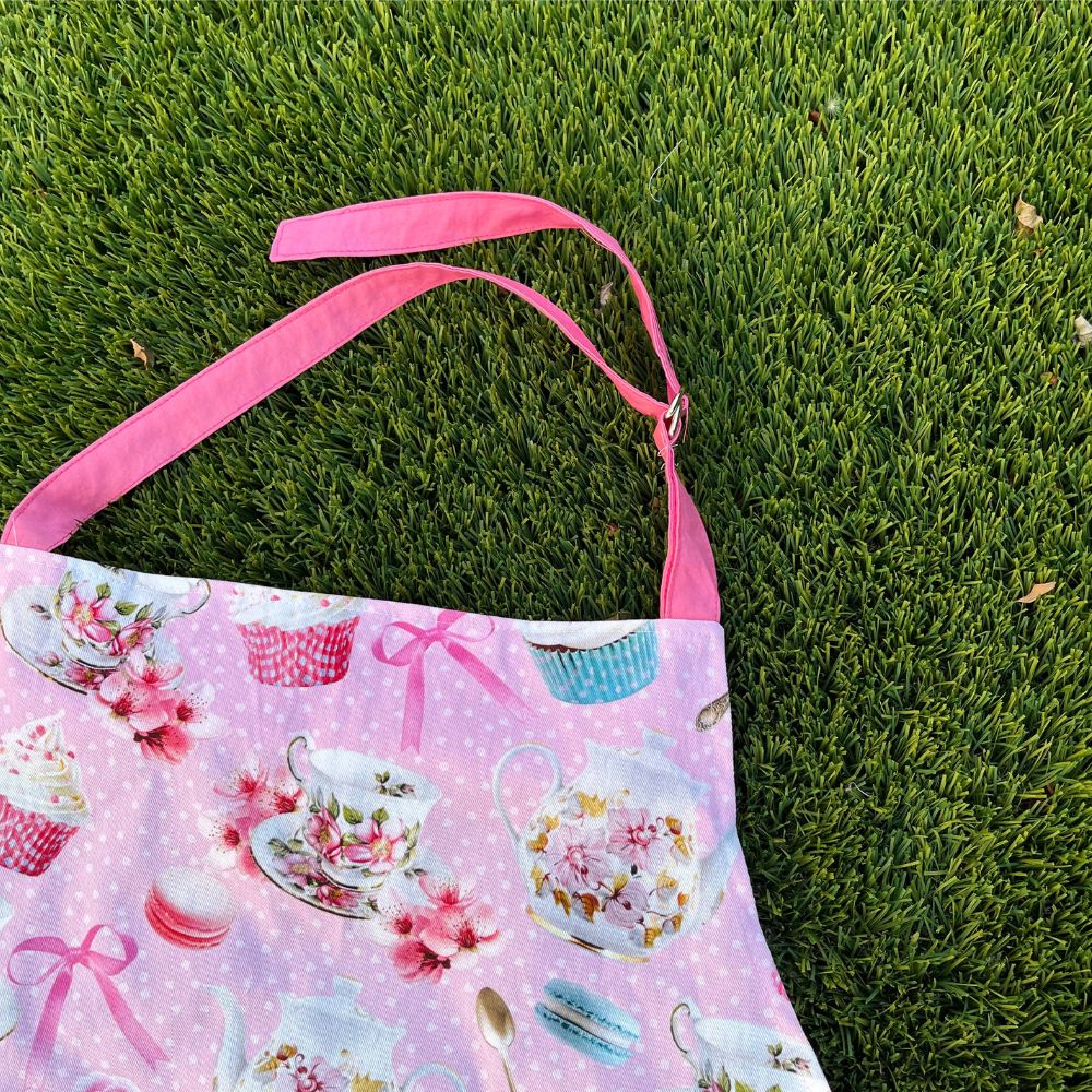 Handmade apron | adjustable straps | long waist ties | pocket | teaparty