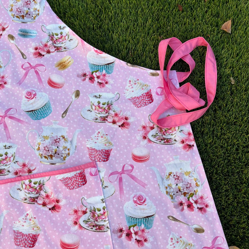 Handmade apron | adjustable straps | long waist ties | pocket | teaparty