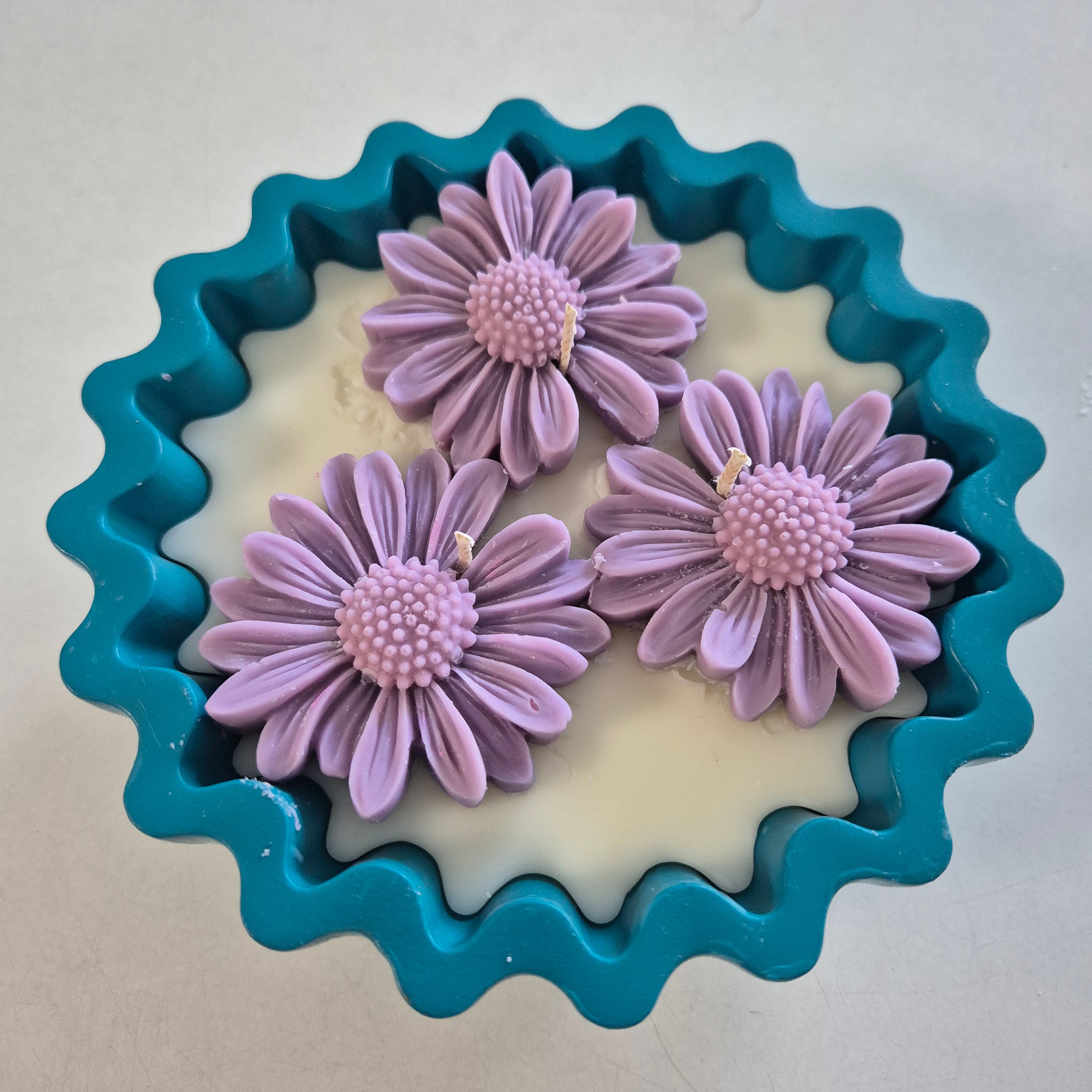 Teal Eco-concrete daisy bowl candle with fragranced soy wax