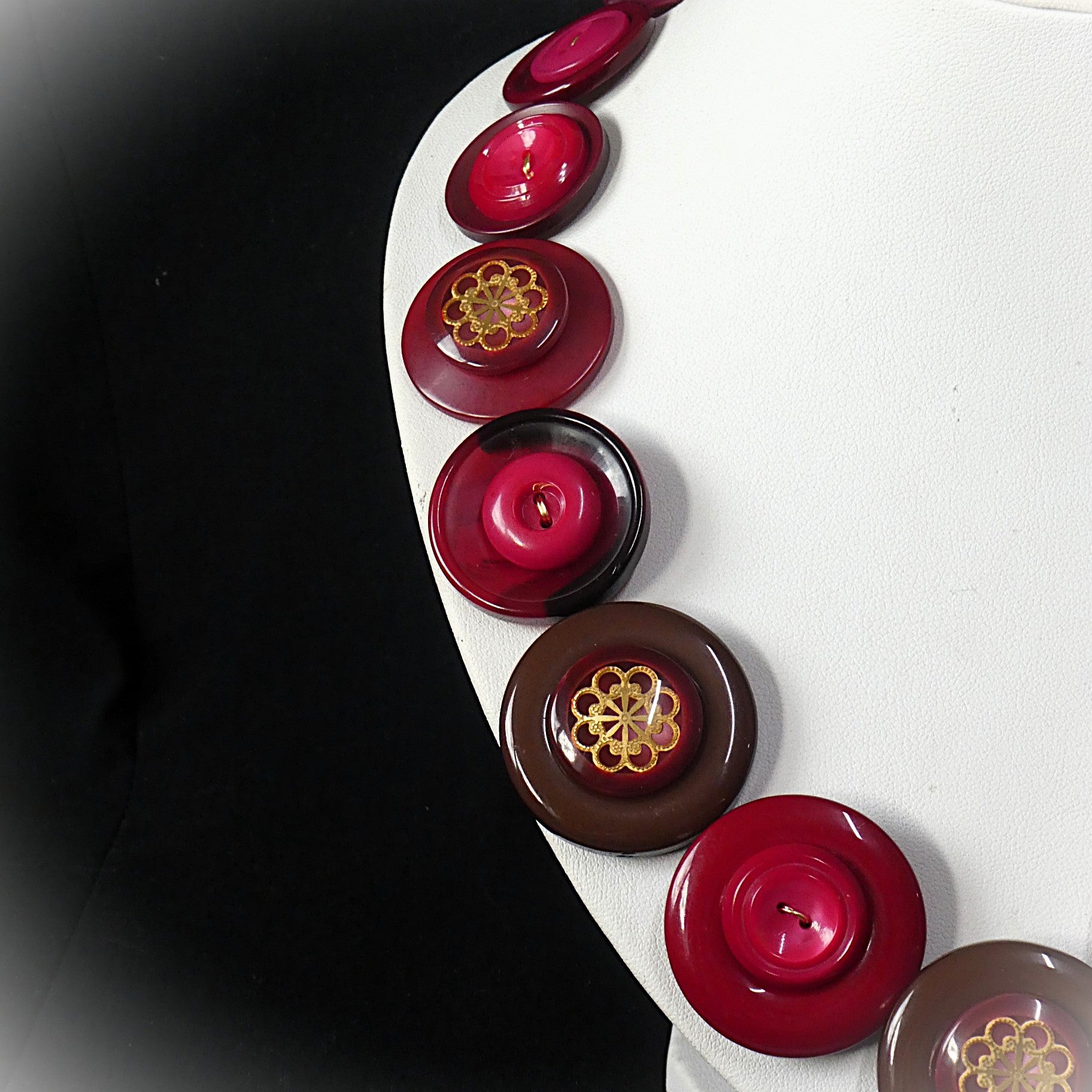Button necklace - Cherry Ripe