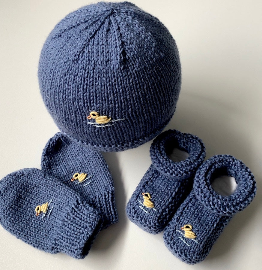 Baby gift set - little ducks - hand-knitted & hand-embroidered (3 colours)