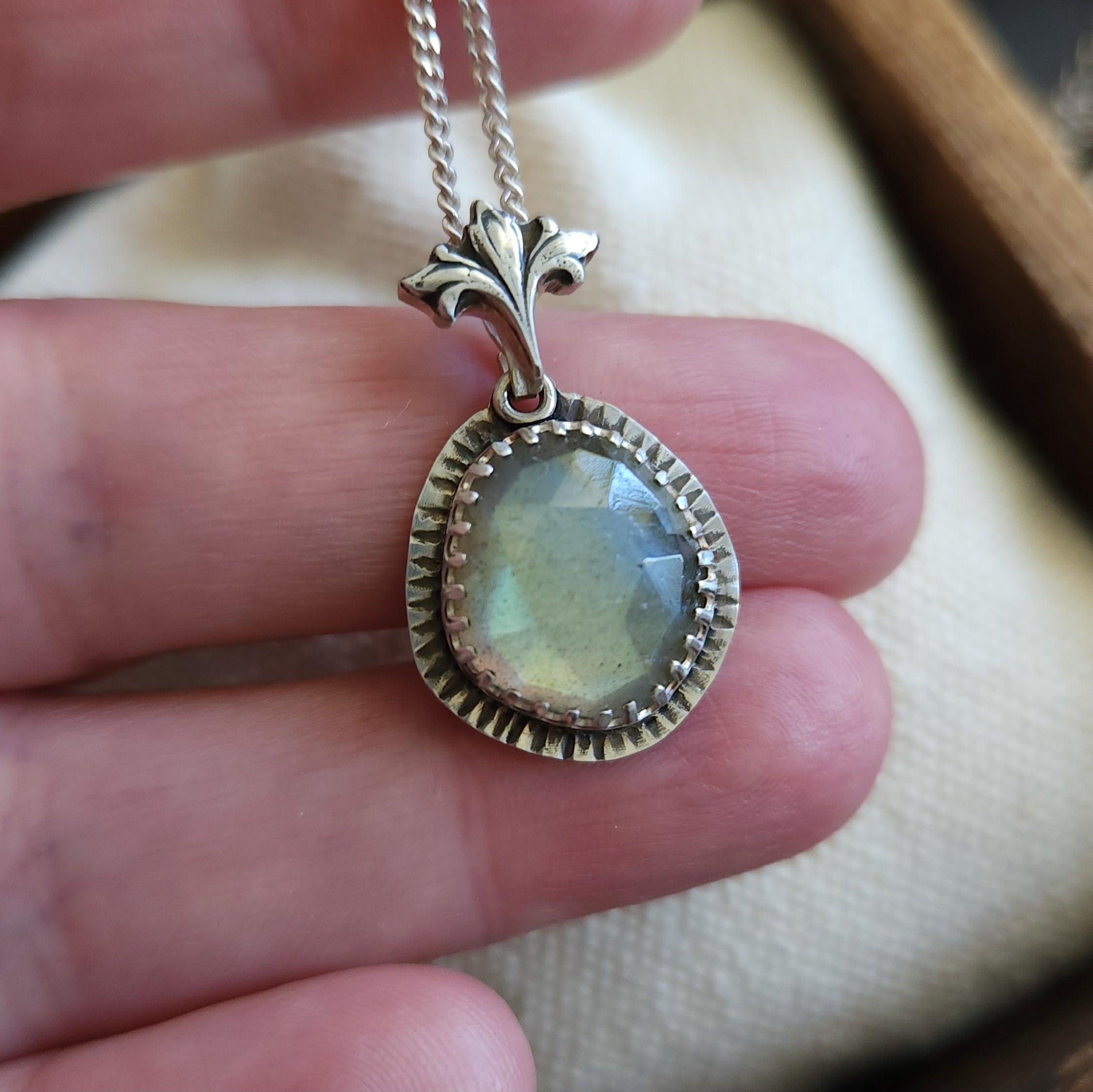 Dreamy labradorite pendant with fancy bail
