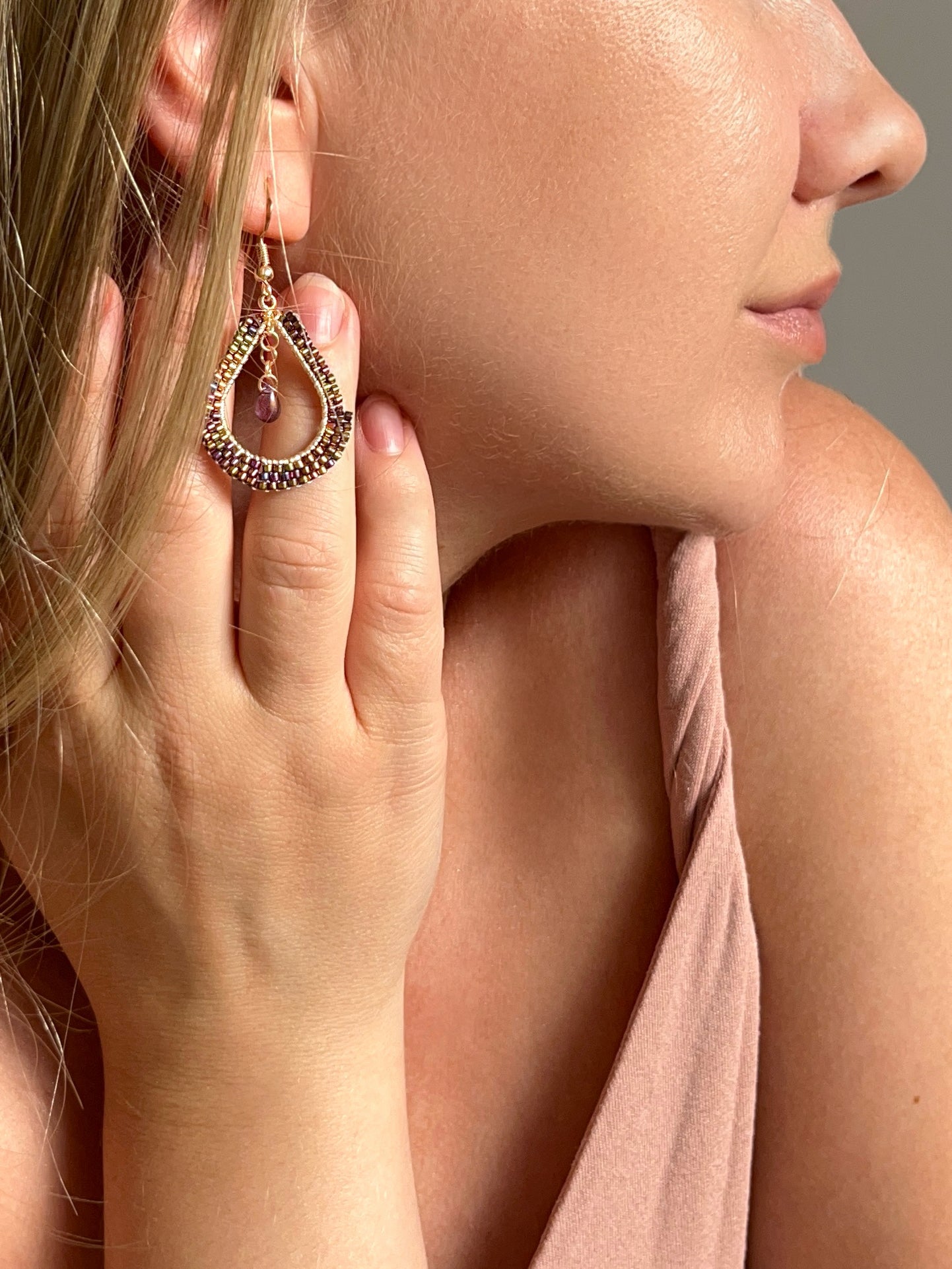 CHAMELEON SECRET | dangle beaded earrings | brown, purple, sparkle