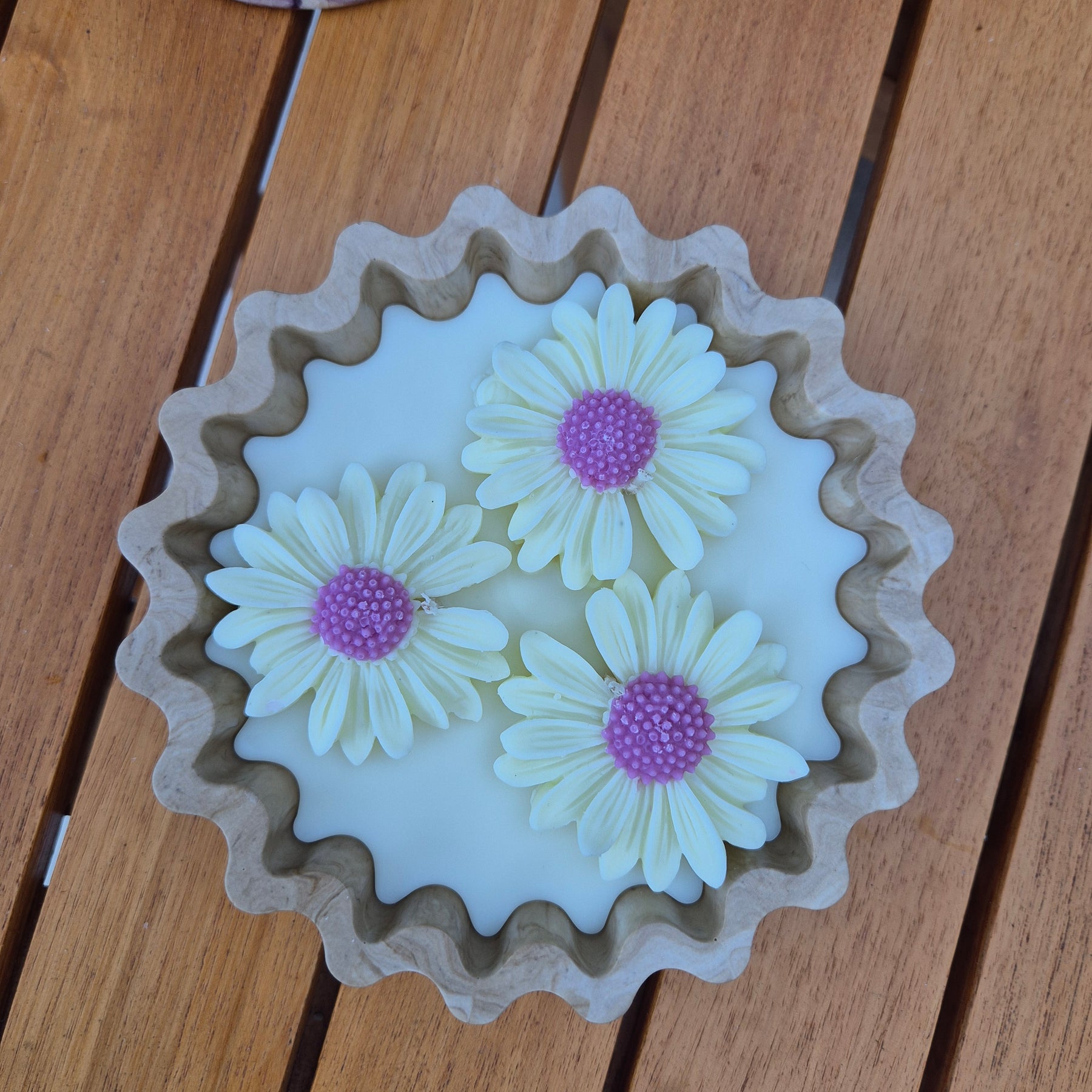 Eco-concrete daisy bowl candle with rose and lavender