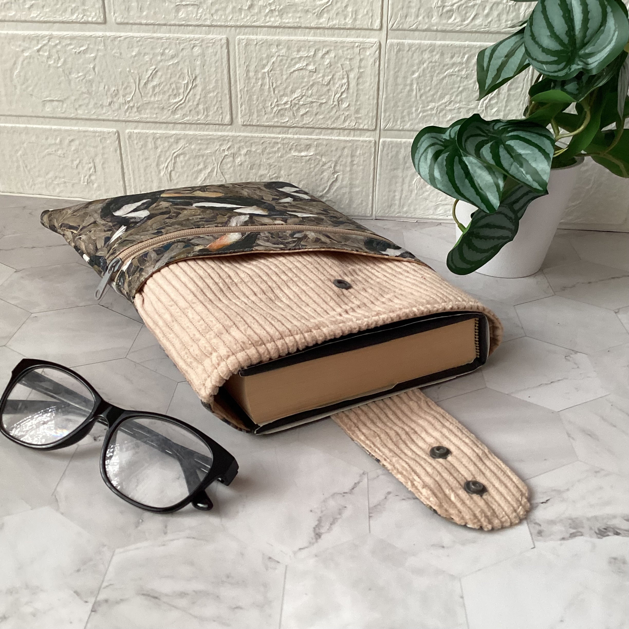 Australian magpies book sleeve with 2 pockets. iPad, tablet pouch