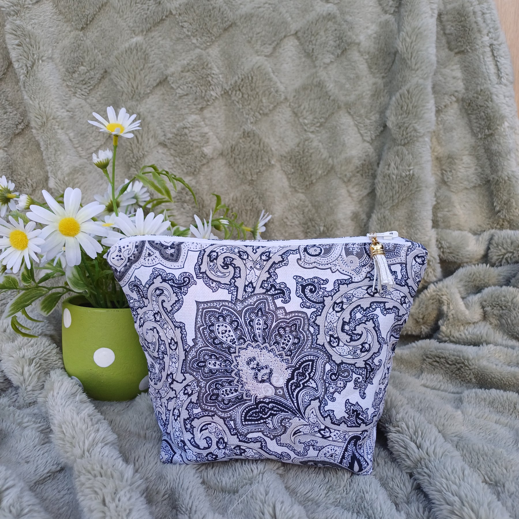 Black & White Filigree Design Zipper Pouch