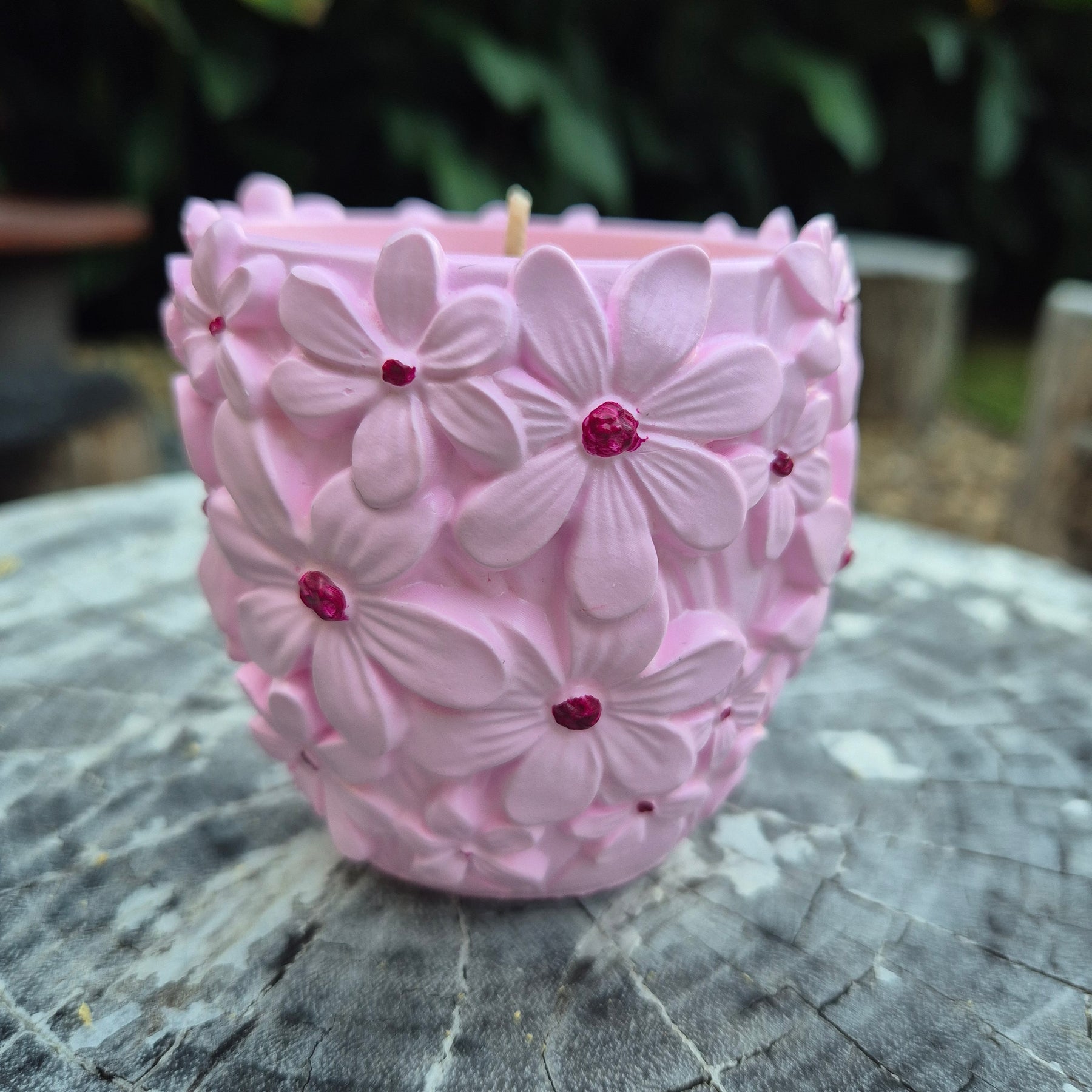 Concrete soy wax 3D daisy tub candle scented with gardenia