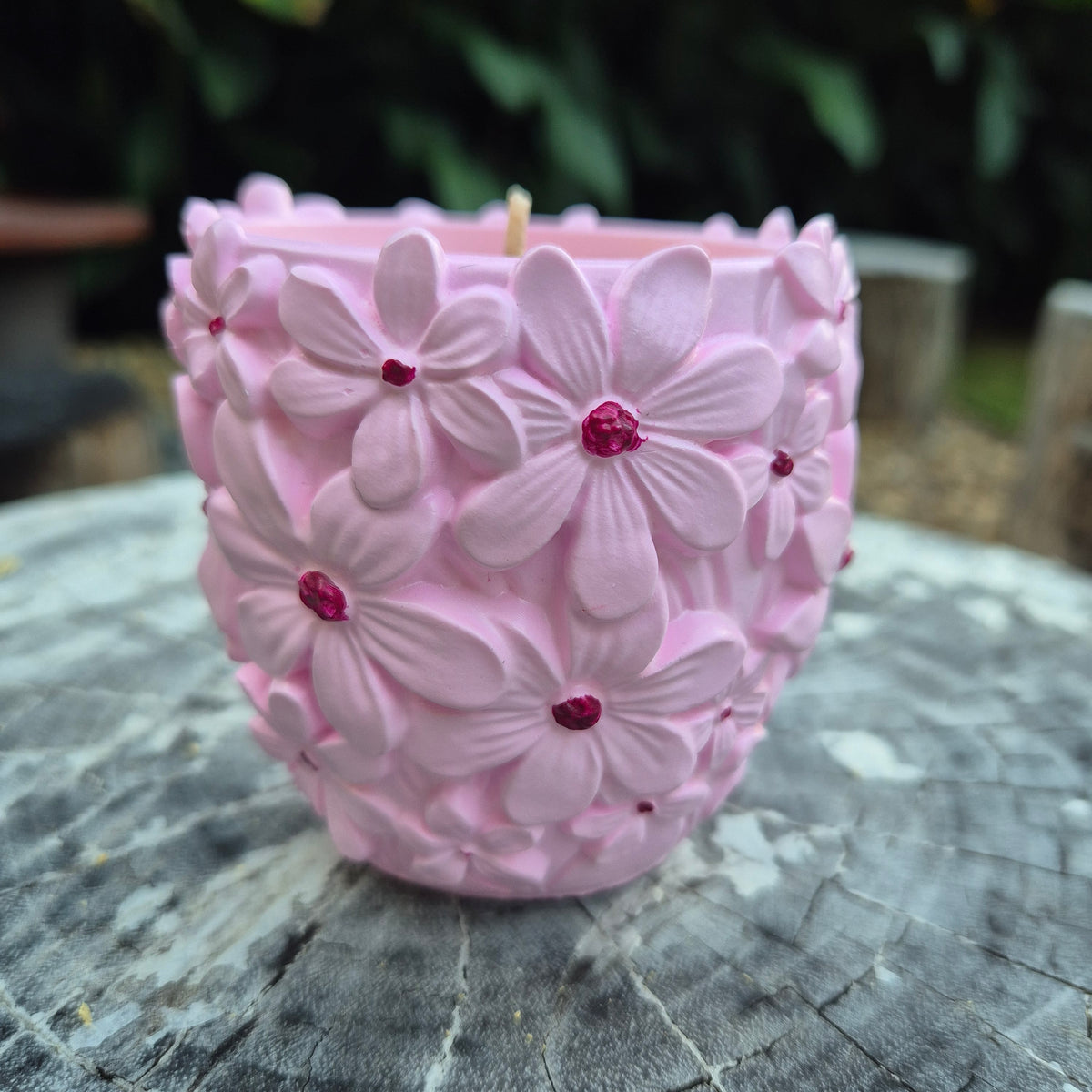 Concrete soy wax 3D daisy tub candle scented with gardenia