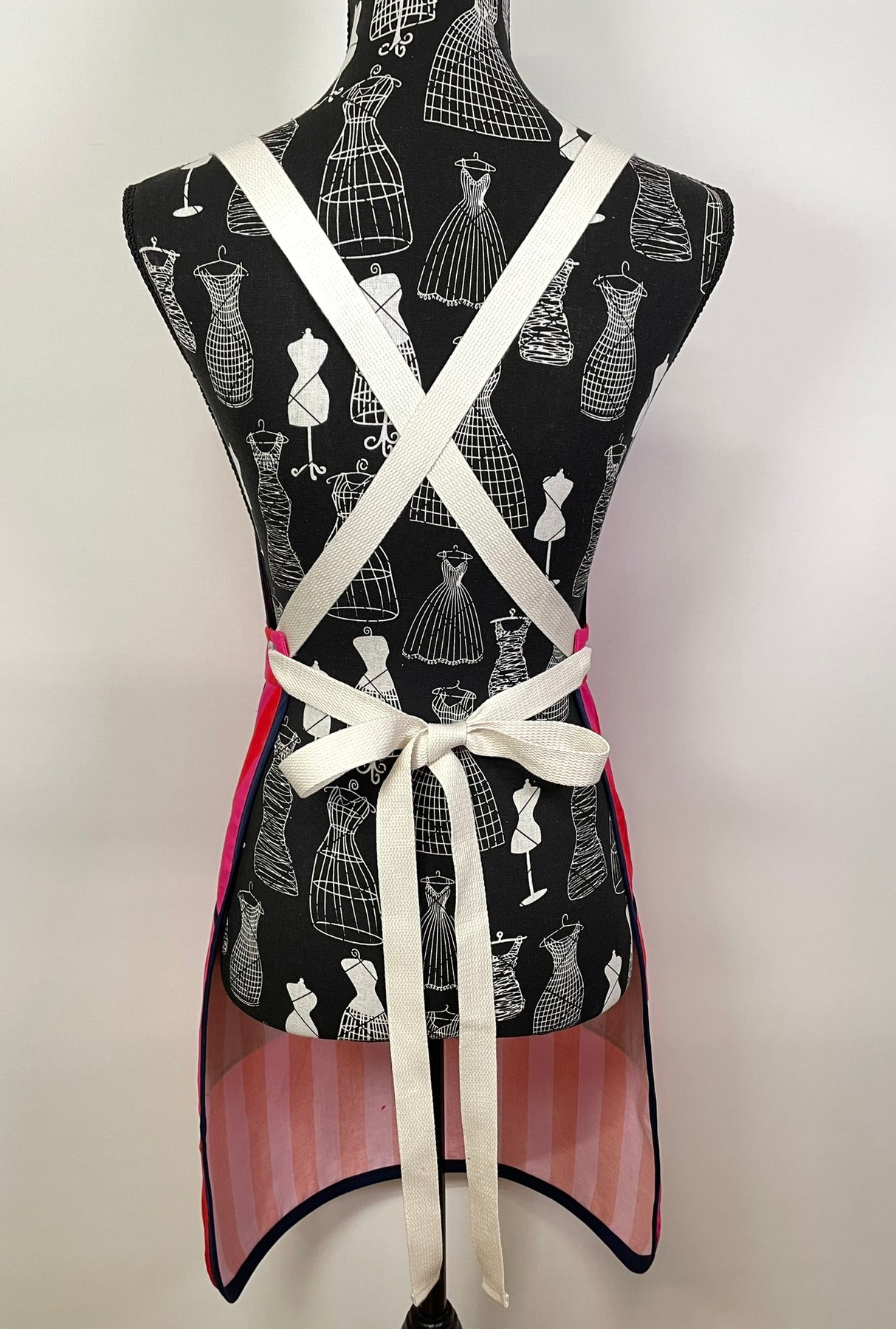 Apron - Adjustable / Fitted / Unique pocket design.