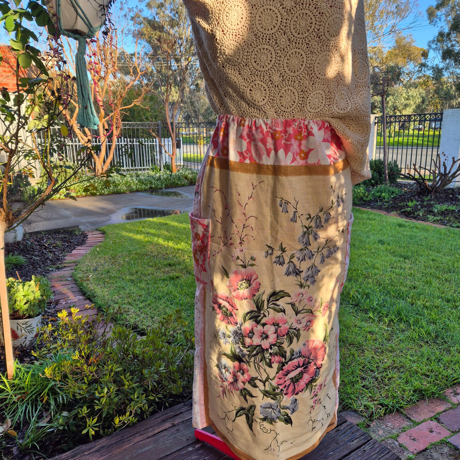 Pink floral tea towel skirt, pockets, S 6-10, elastic waist