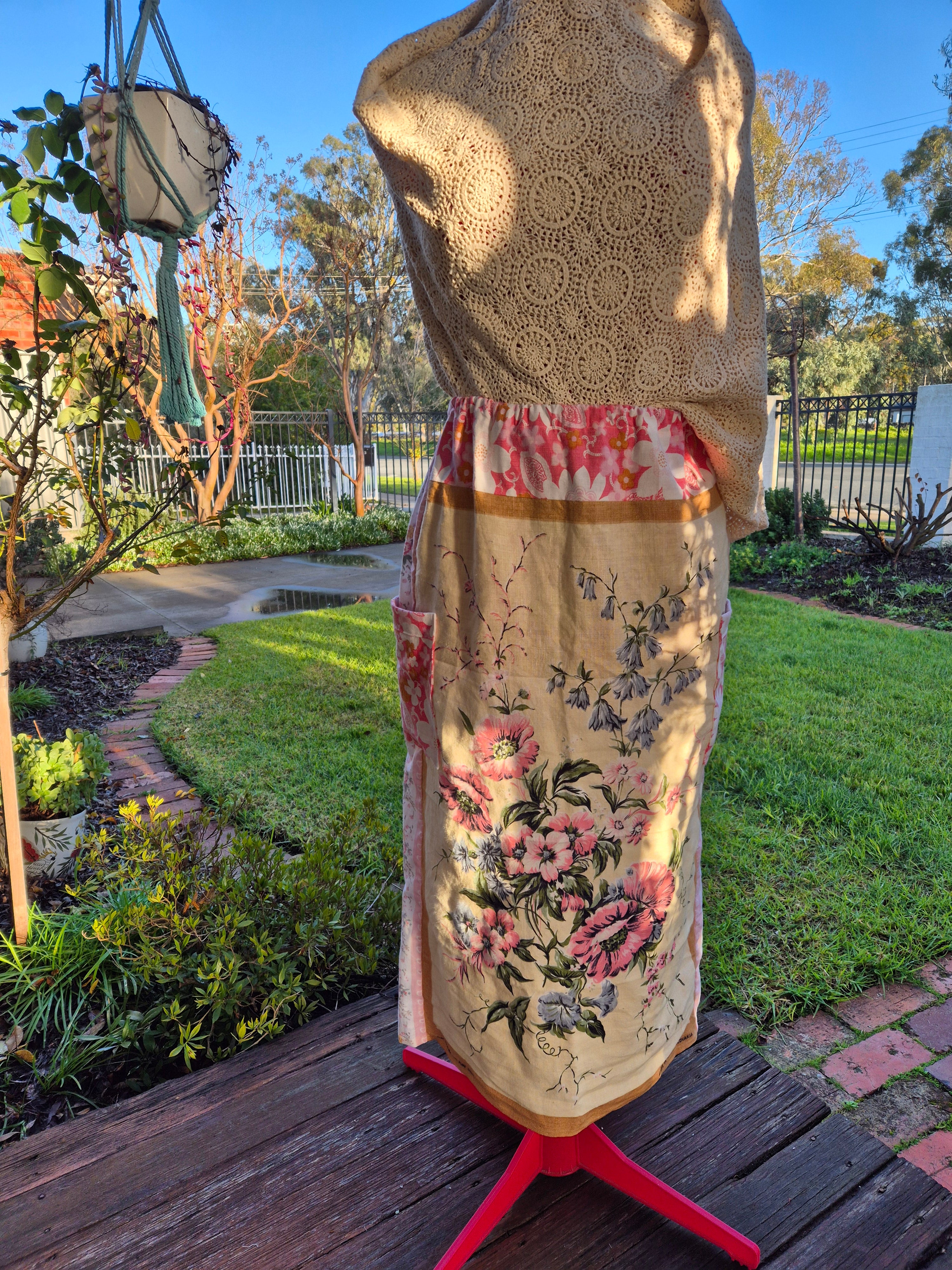 Pink floral tea towel skirt, pockets, S 6-10, elastic waist