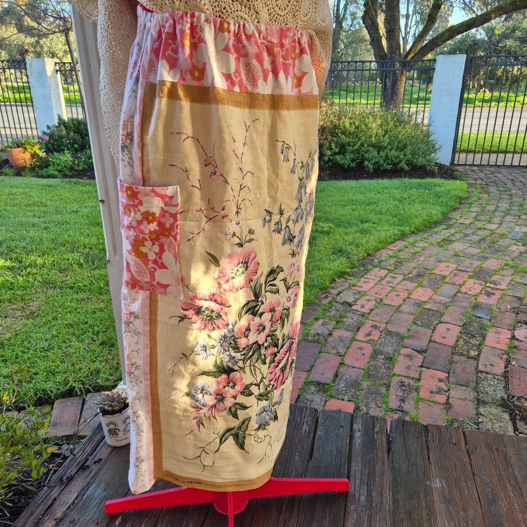Pink floral tea towel skirt, pockets, S 6-10, elastic waist