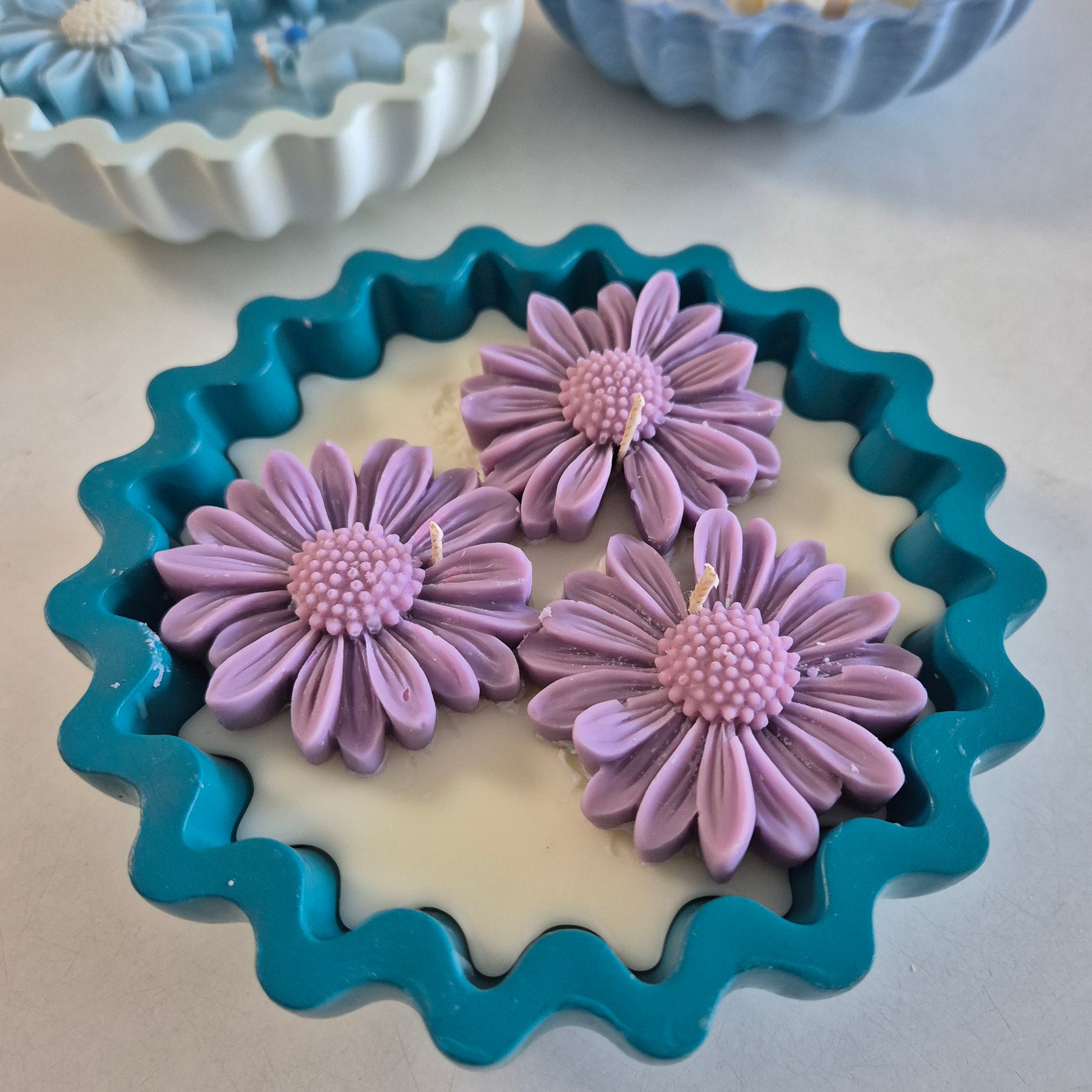 Teal Eco-concrete daisy bowl candle with fragranced soy wax