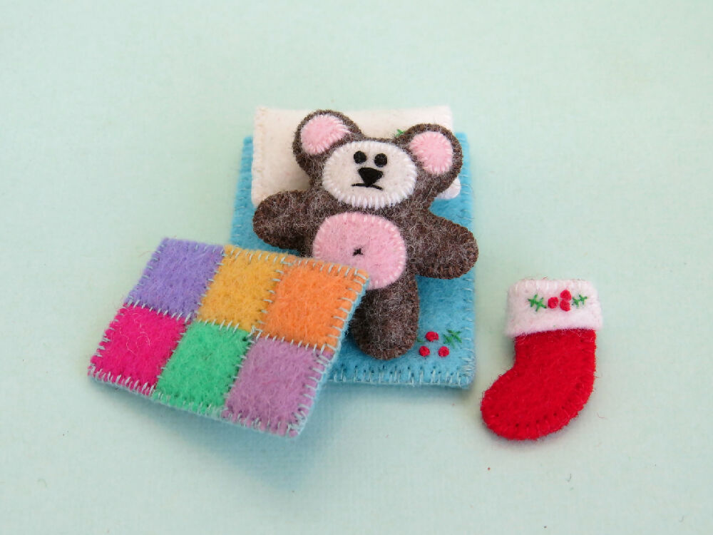 Xmas Teddy _ Tin Bed - 7