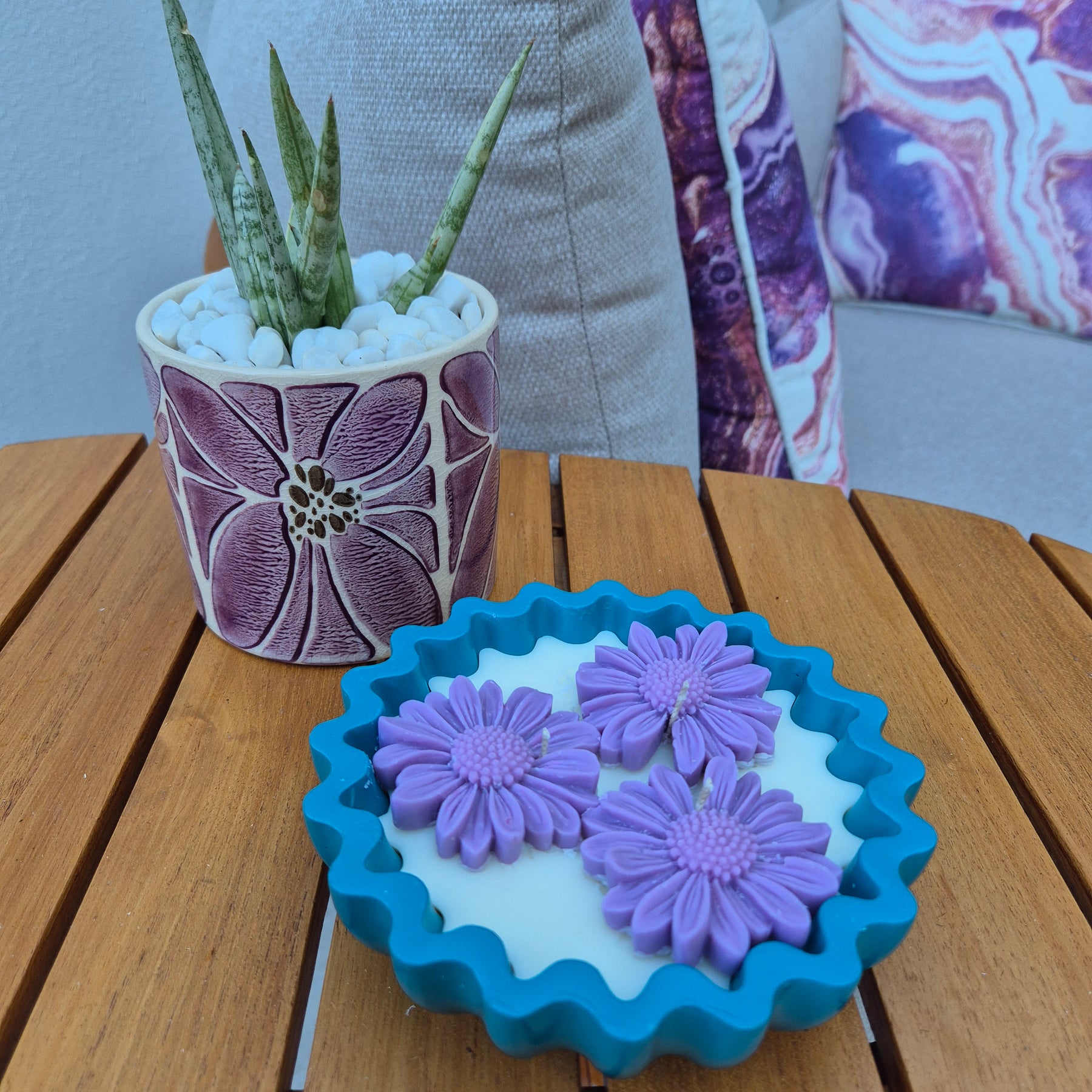 Teal Eco-concrete daisy bowl candle with fragranced soy wax
