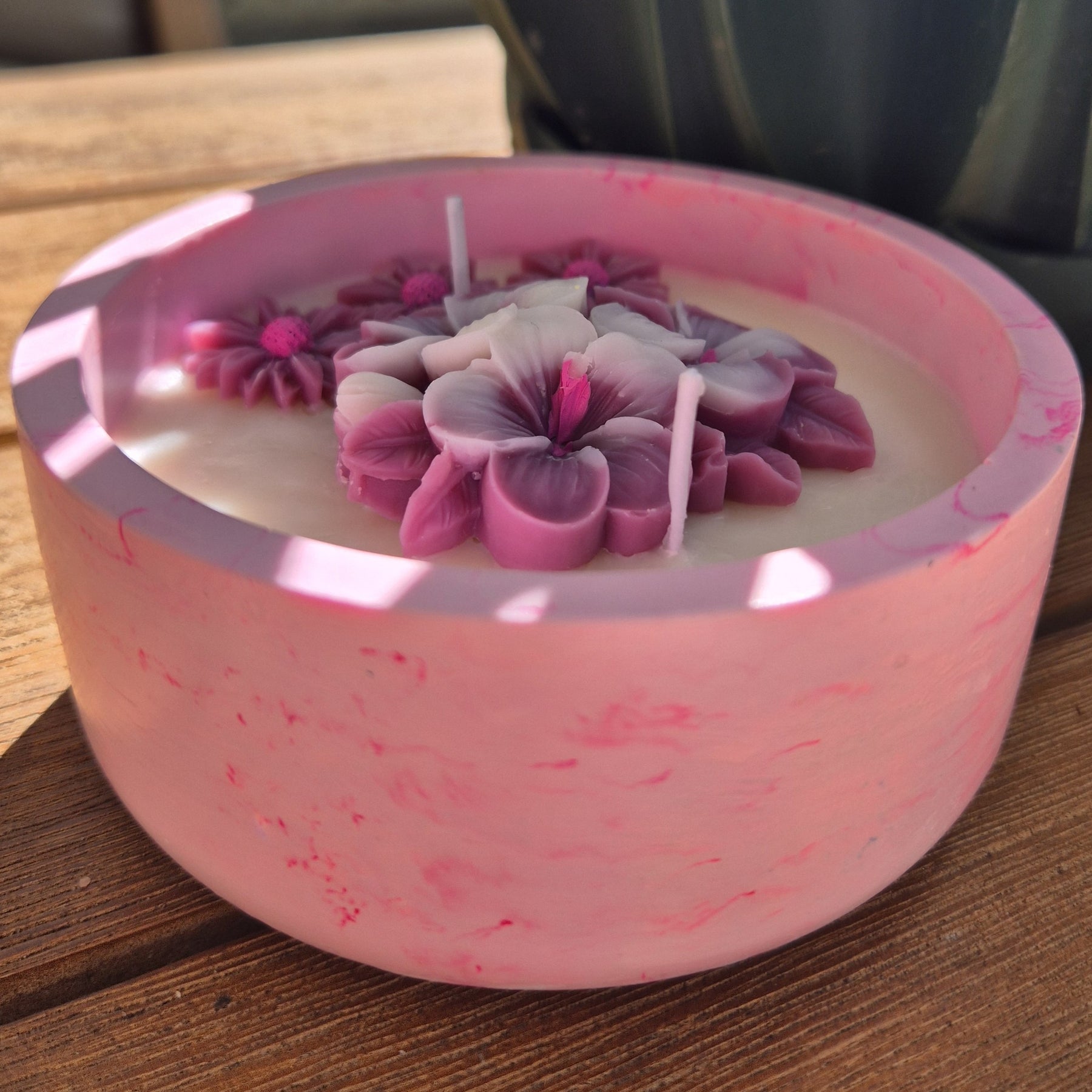 Round pink concrete bowl candle with rose and lavender scent