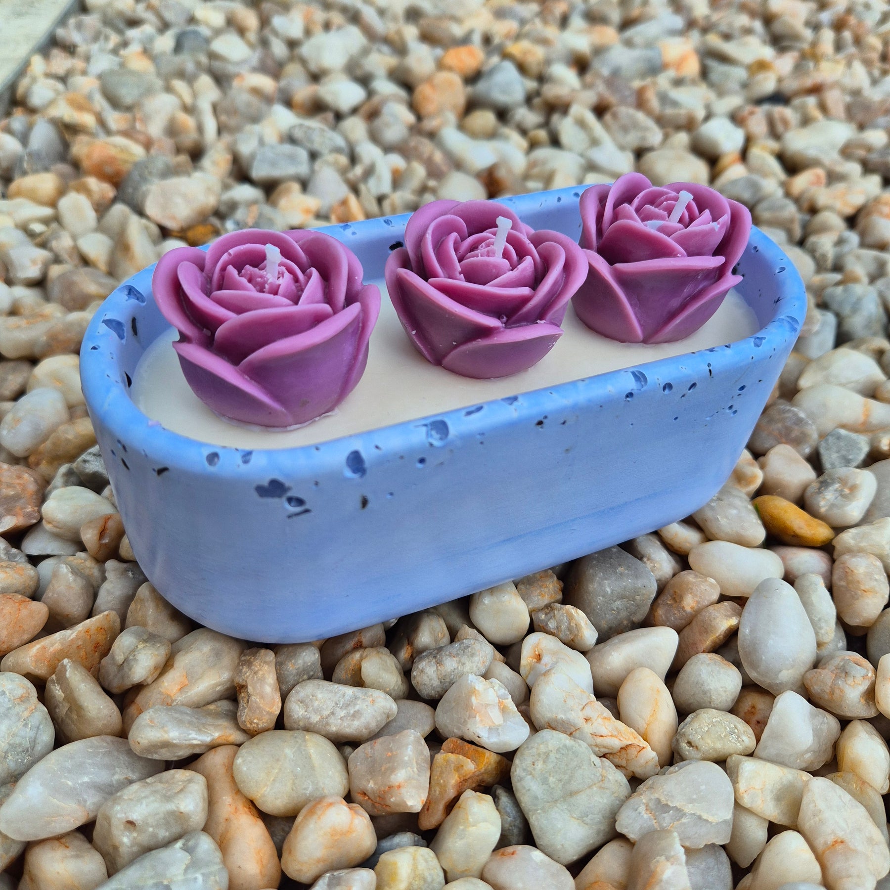 Pale blue concrete bowl candle with quartz stones and roses