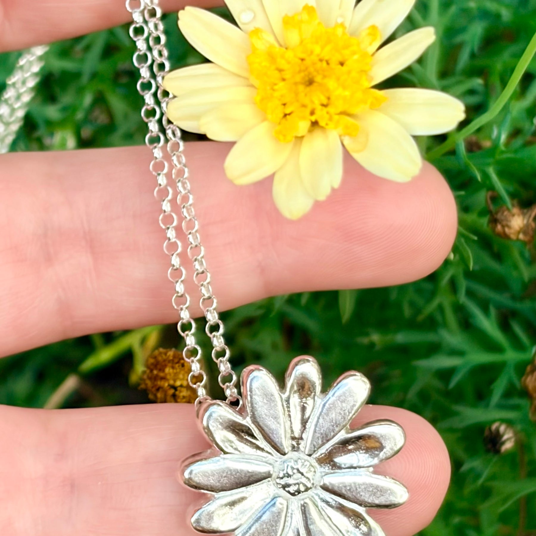 Large Daisy Necklace