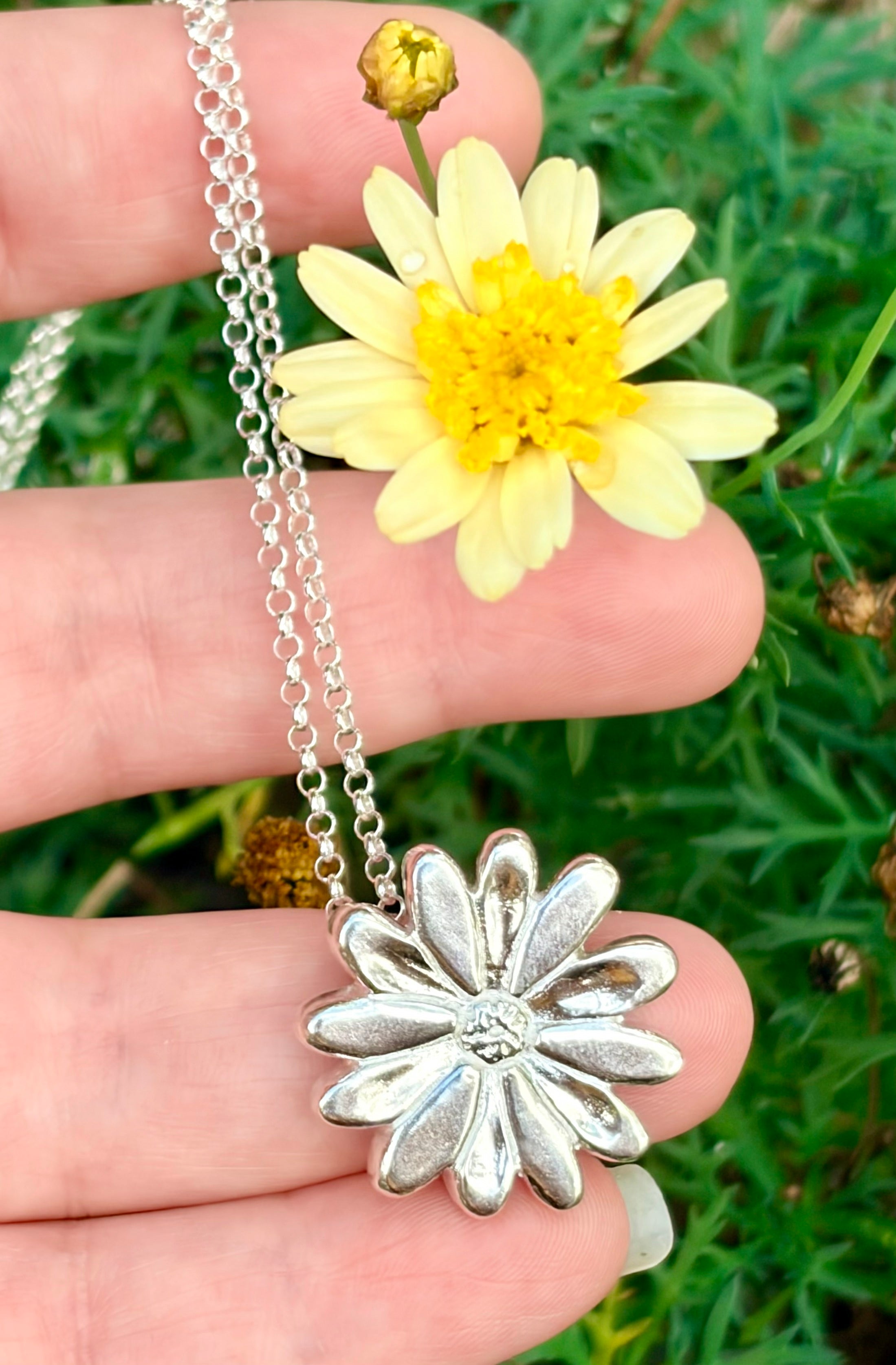 Large Daisy Necklace