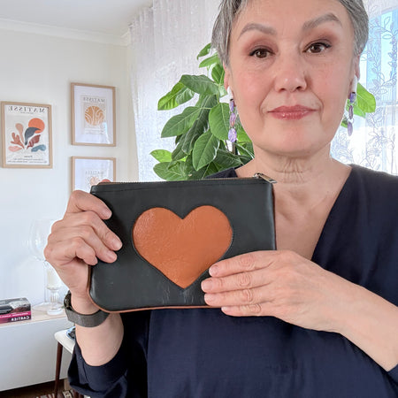 Leather pouch / makeup bag ’Tan heart’