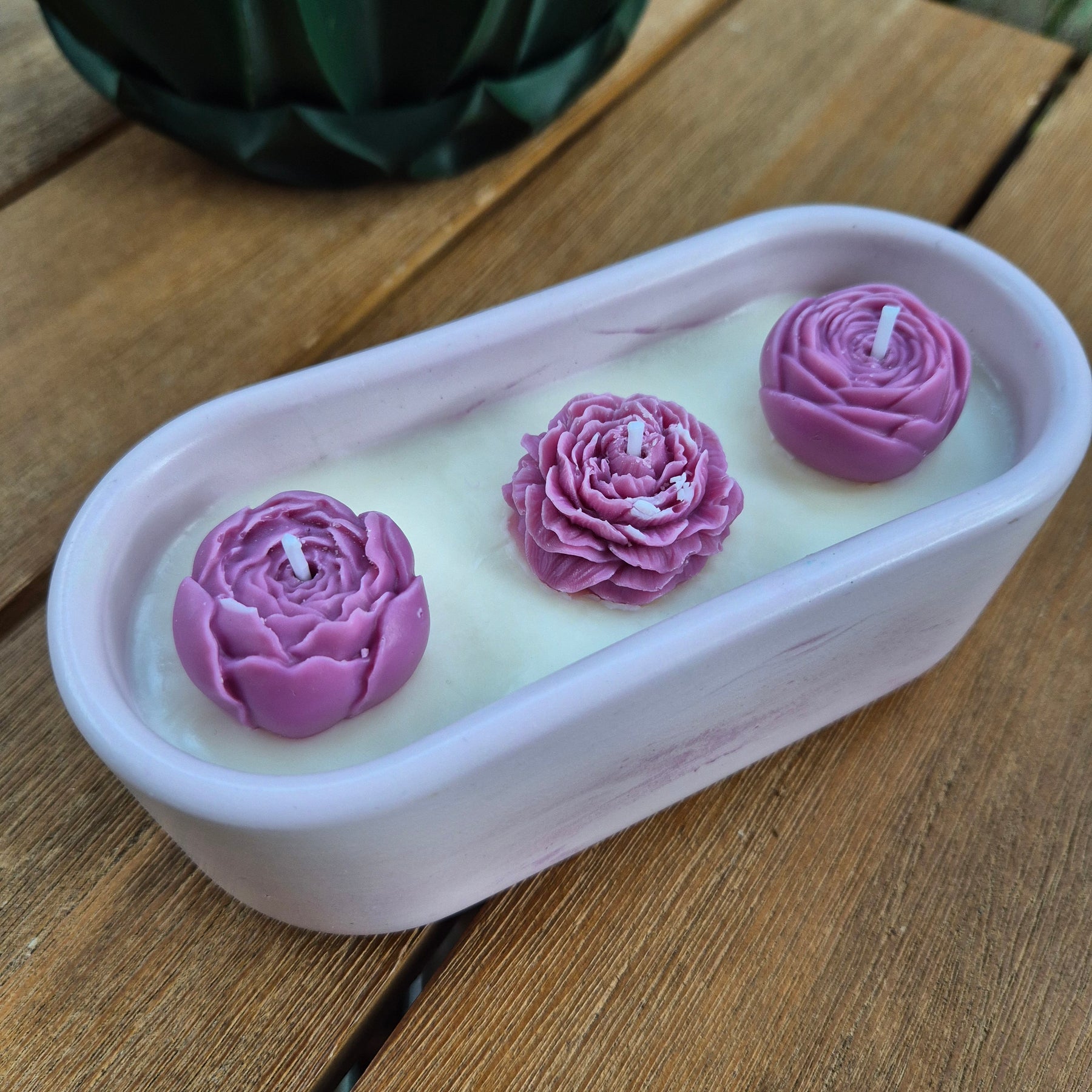 Lilac concrete bowl candle scented with gardenia and rose