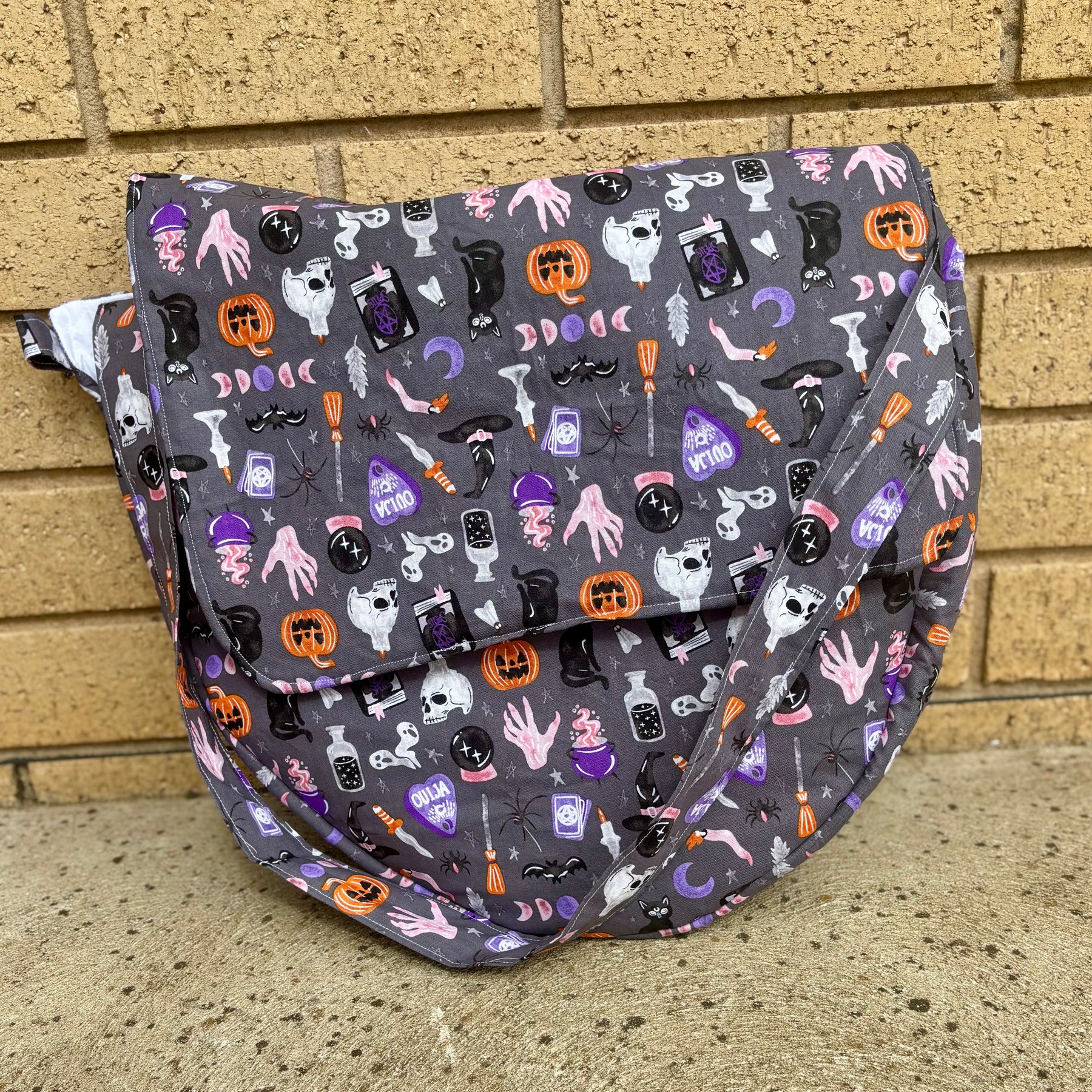 Gorgeous witchy vibe Drum Bag fits 14”-16” drums!