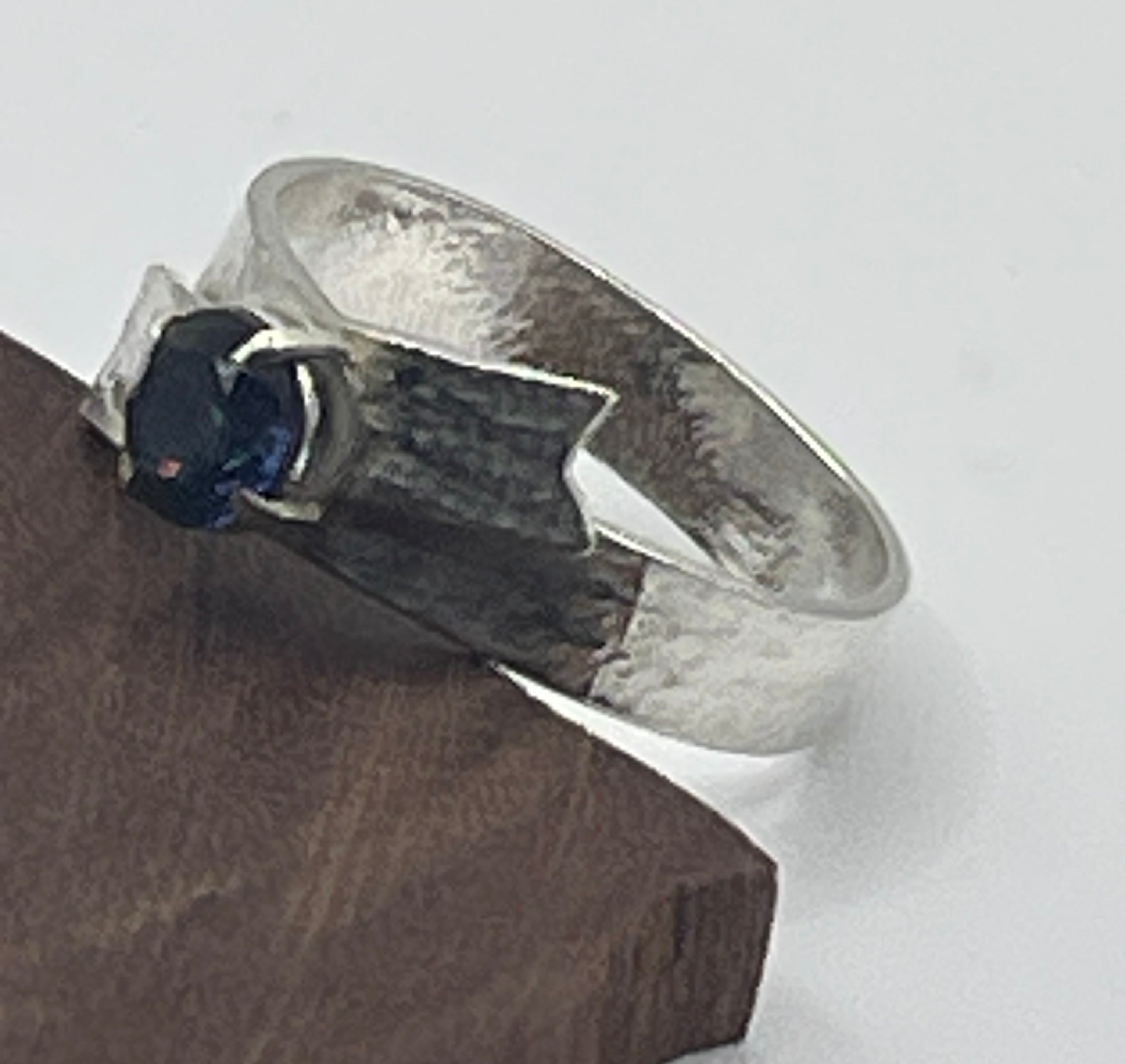 Sterling silver textured ring, bow with blue sapphire