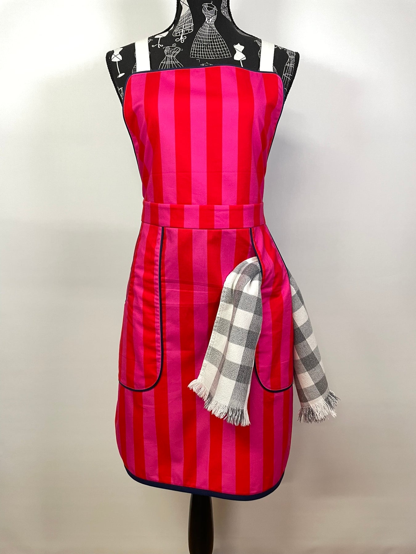 Apron - Adjustable / Fitted / Unique pocket design.