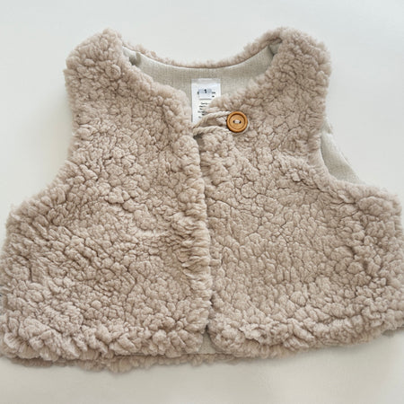 Sherpa vest in fawn
