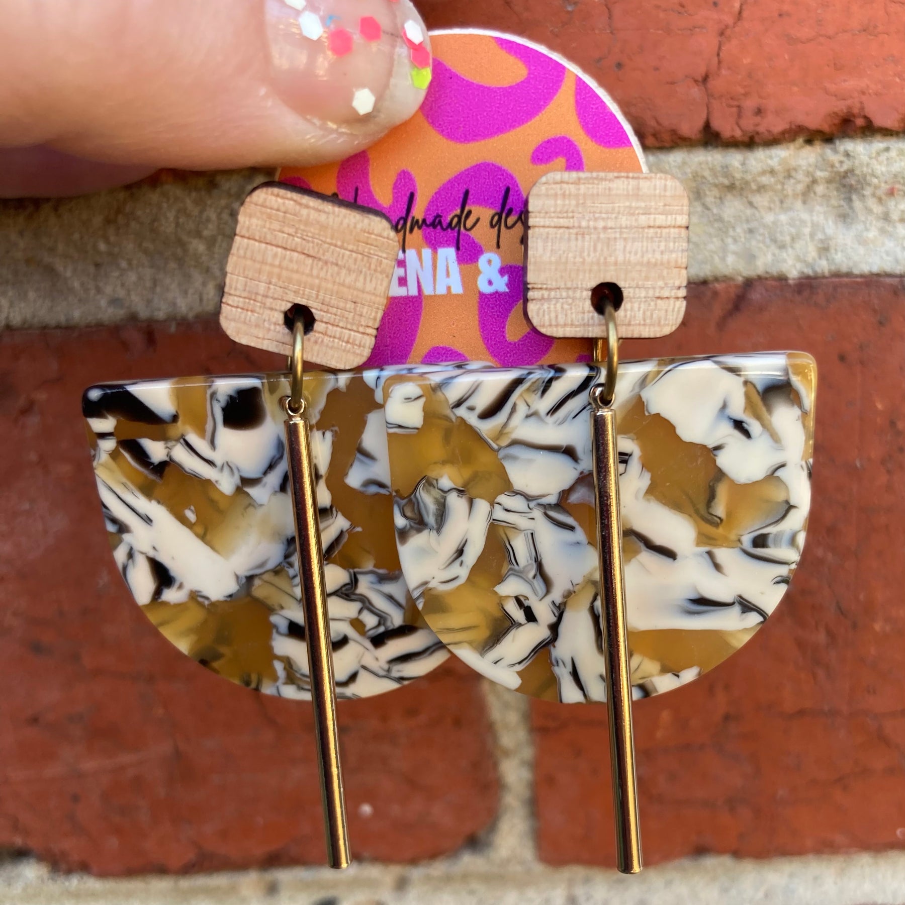 Mottled mustard / gold alloy earrings