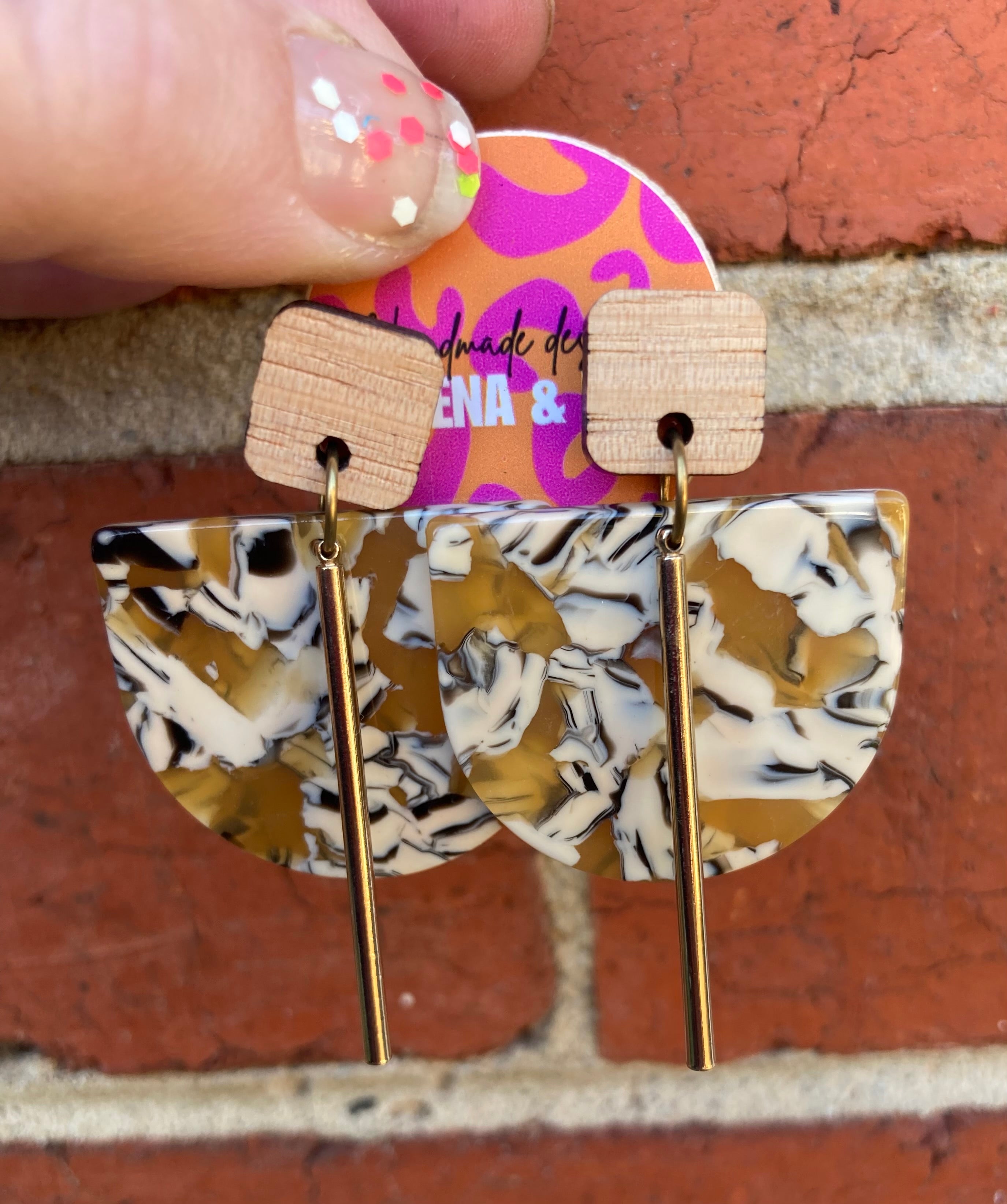 Mottled mustard / gold alloy earrings