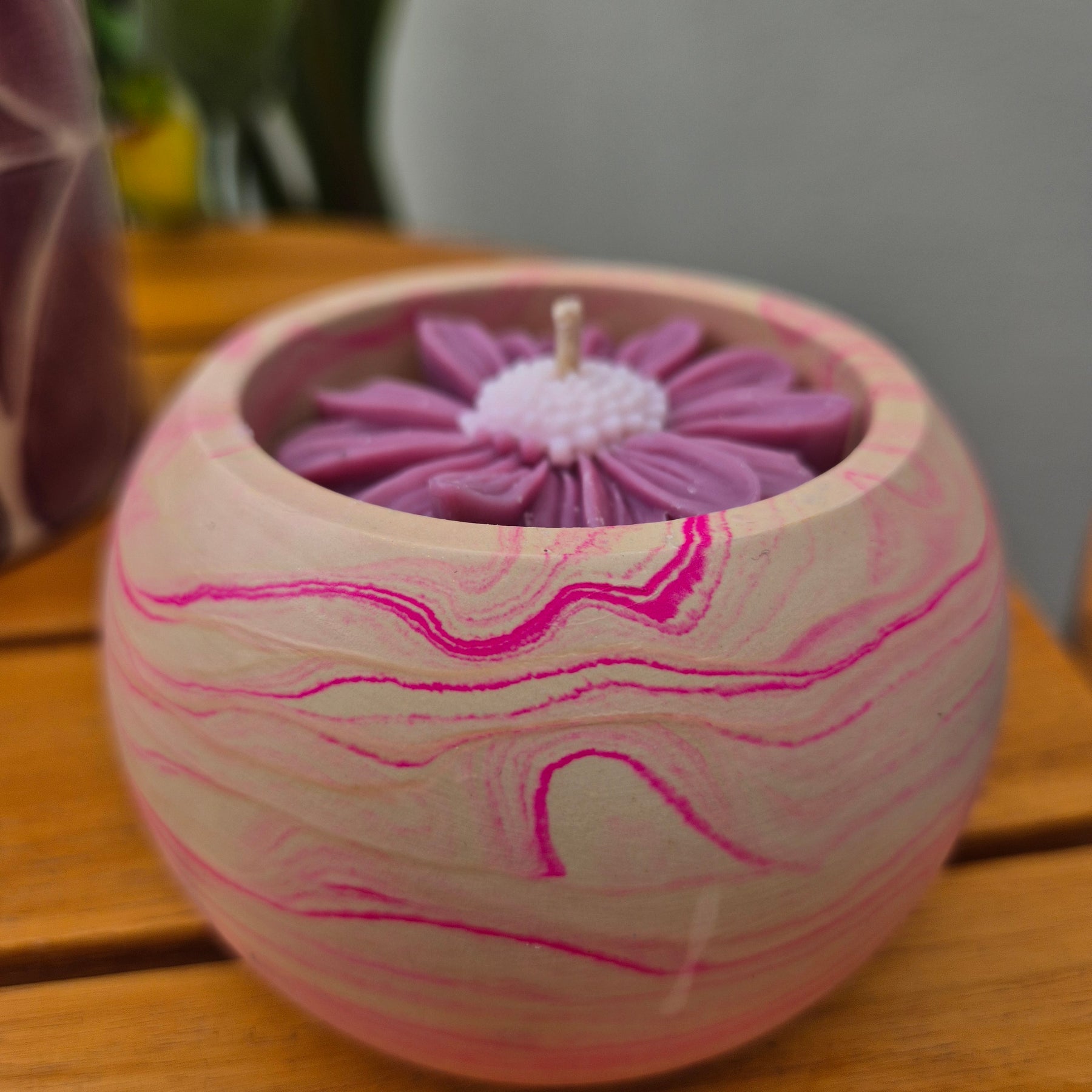 Concrete pot belly shaped bowl candle with sandalwood fragrance