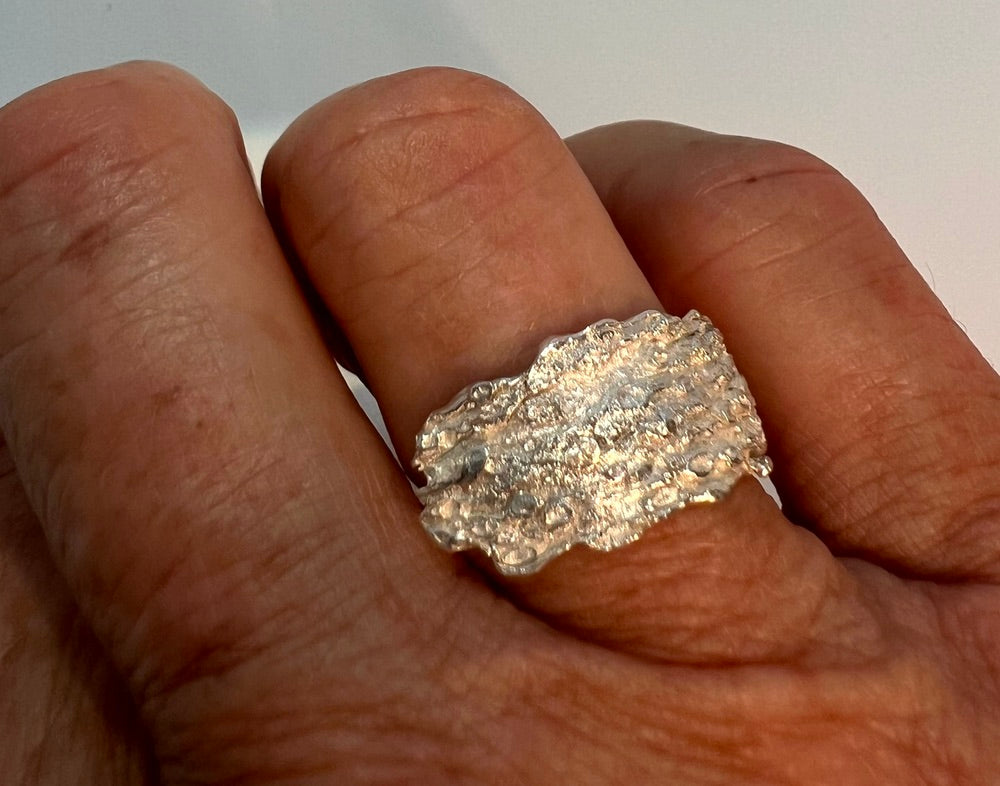 Textured adjustable ring