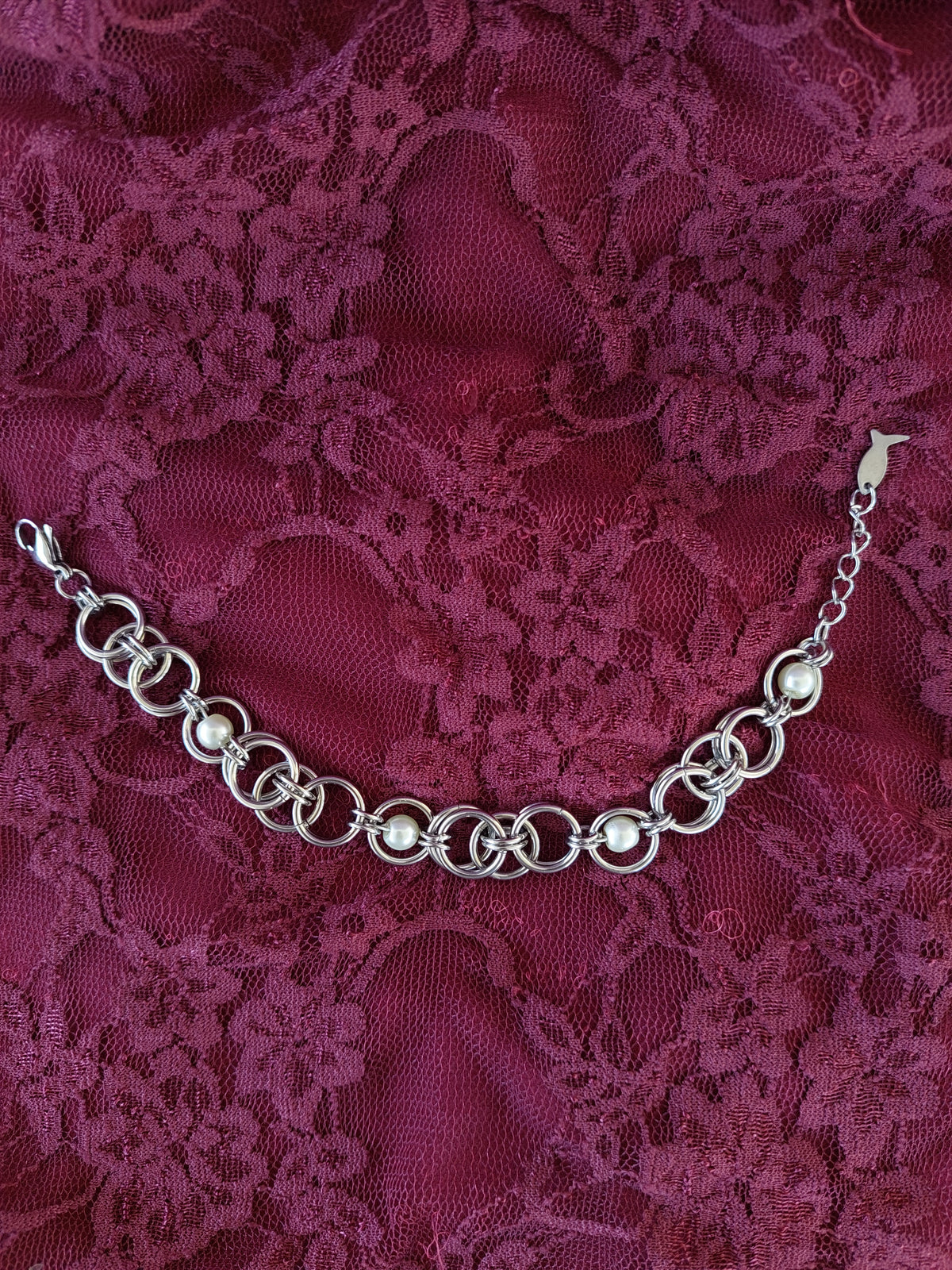 Chainmaille bracelet with glass pearls