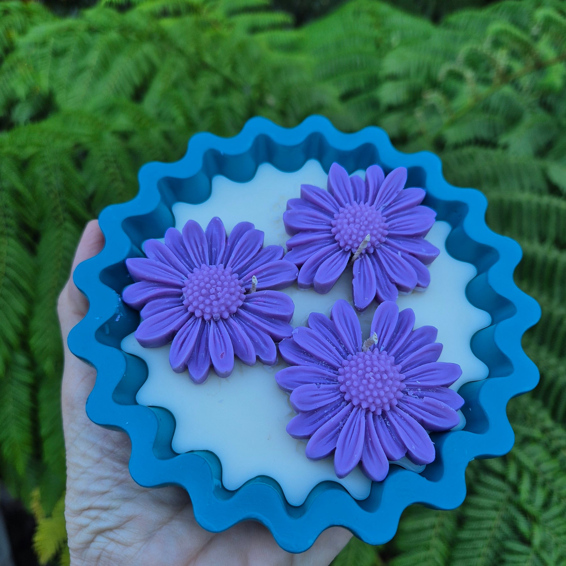 Teal Eco-concrete daisy bowl candle with fragranced soy wax