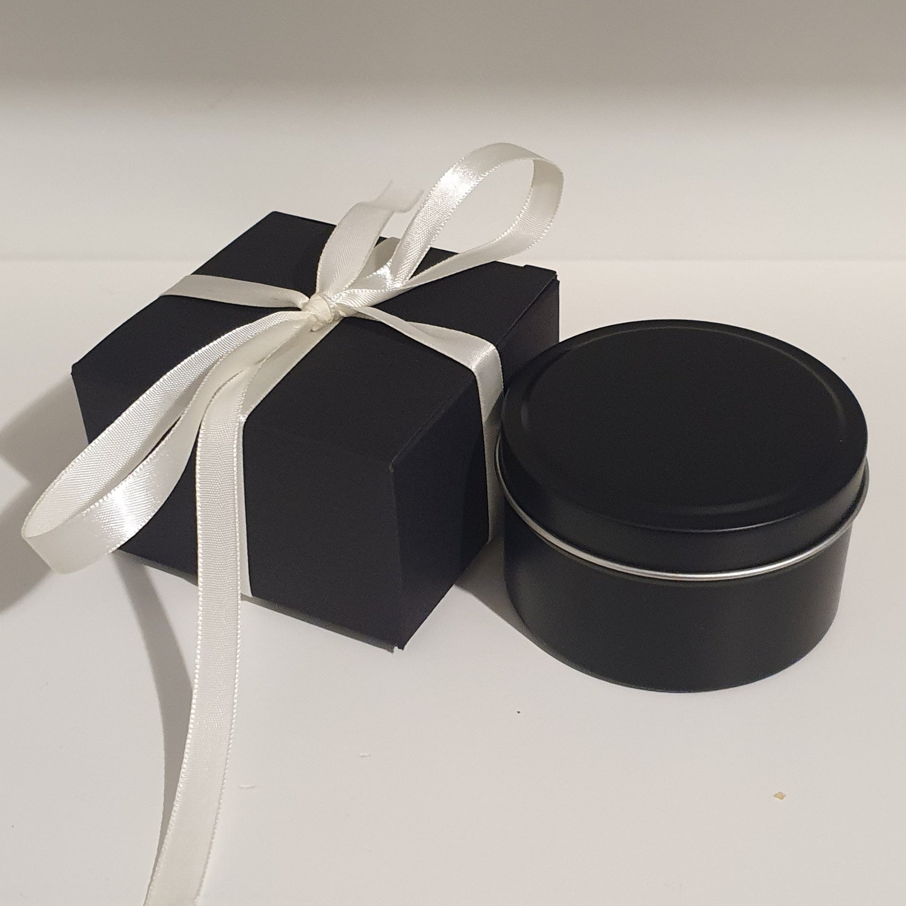 Clean Linen Soy Candle - Light Fragrance, Homemade in Australia, Gift Box With Ribbon, Perfect for Any Occasion.