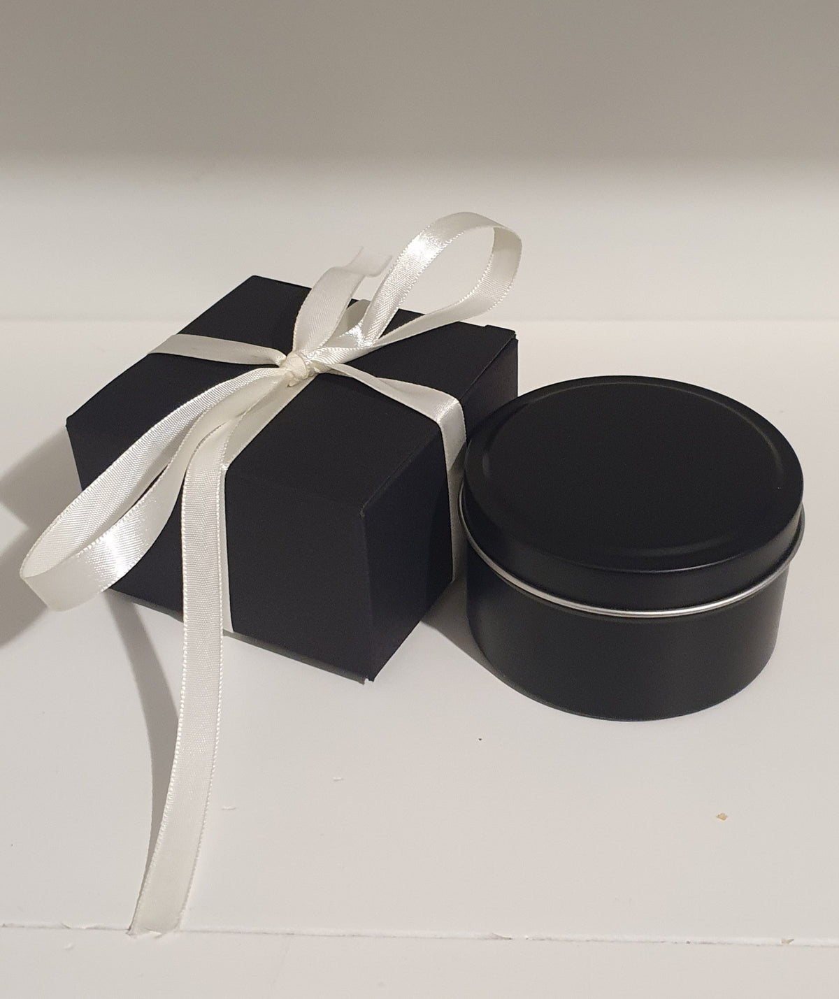 Clean Linen Soy Candle - Light Fragrance, Homemade in Australia, Gift Box With Ribbon, Perfect for Any Occasion.