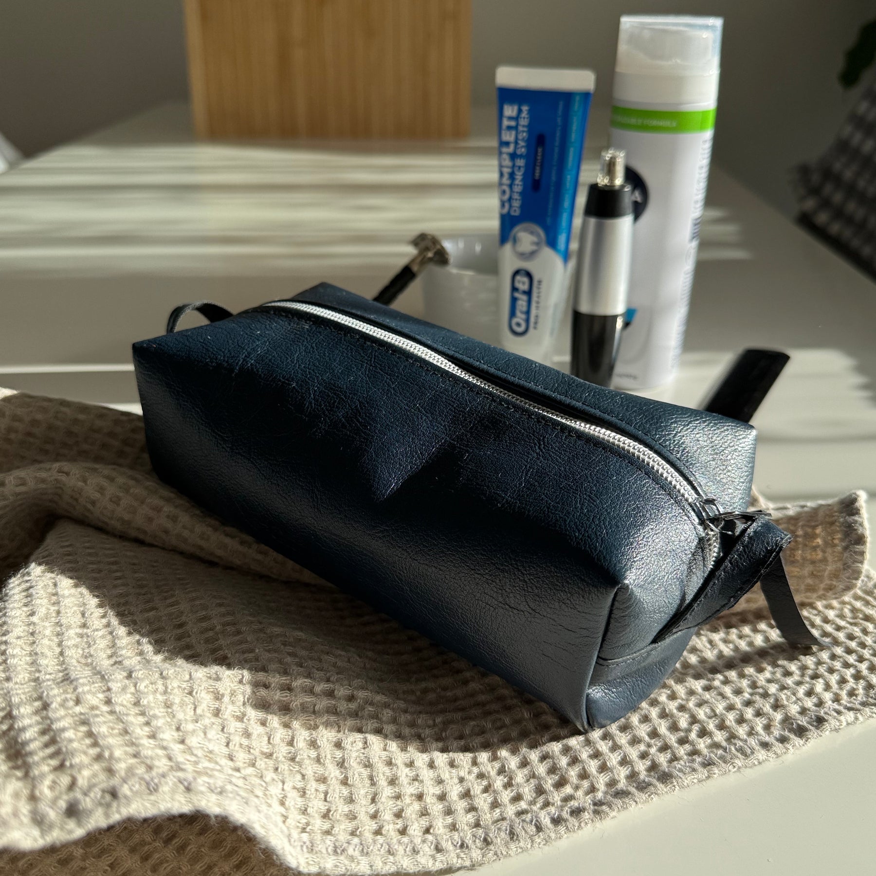 Men’s toiletries / cables bag