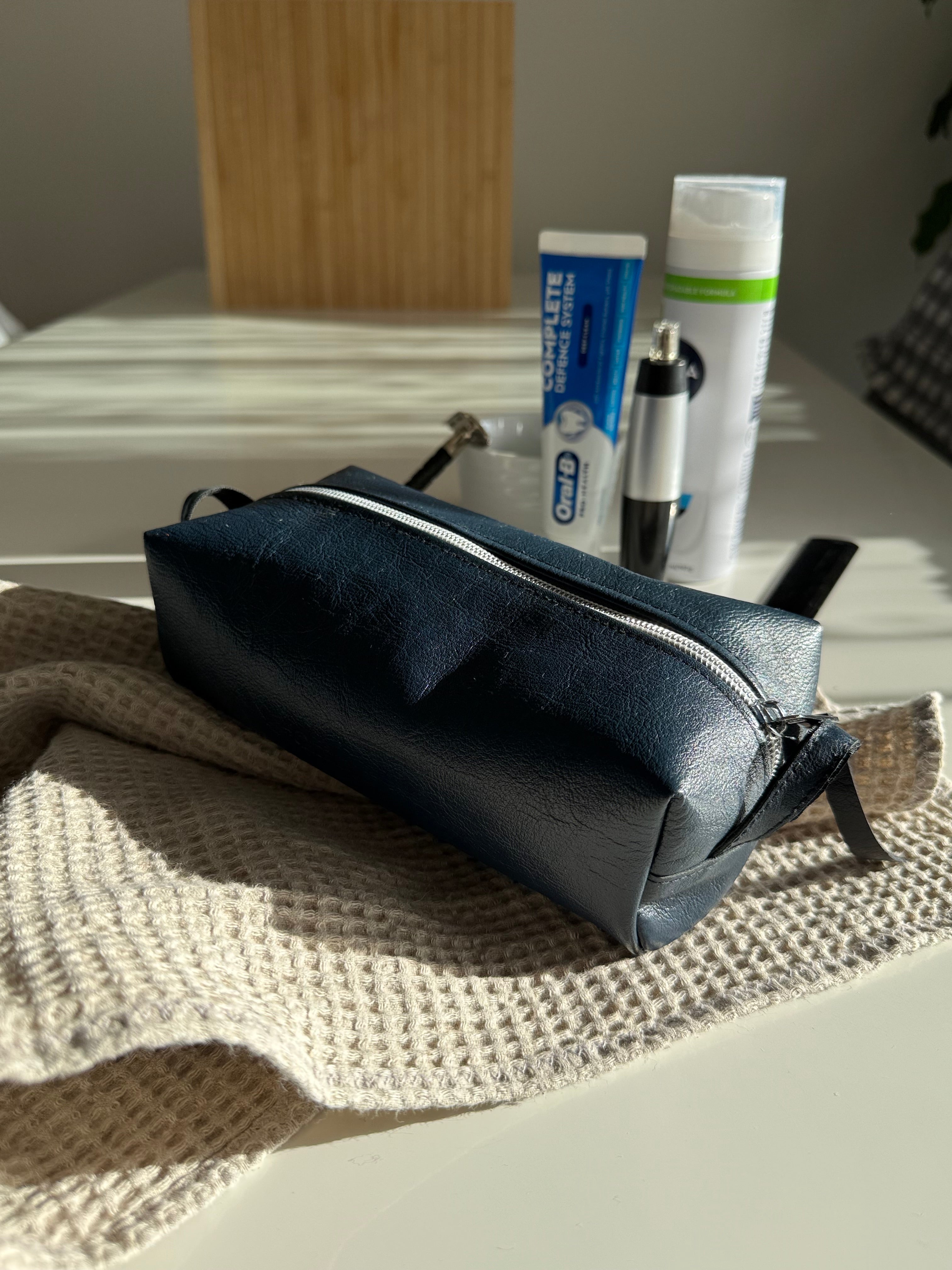 Men’s toiletries / cables bag