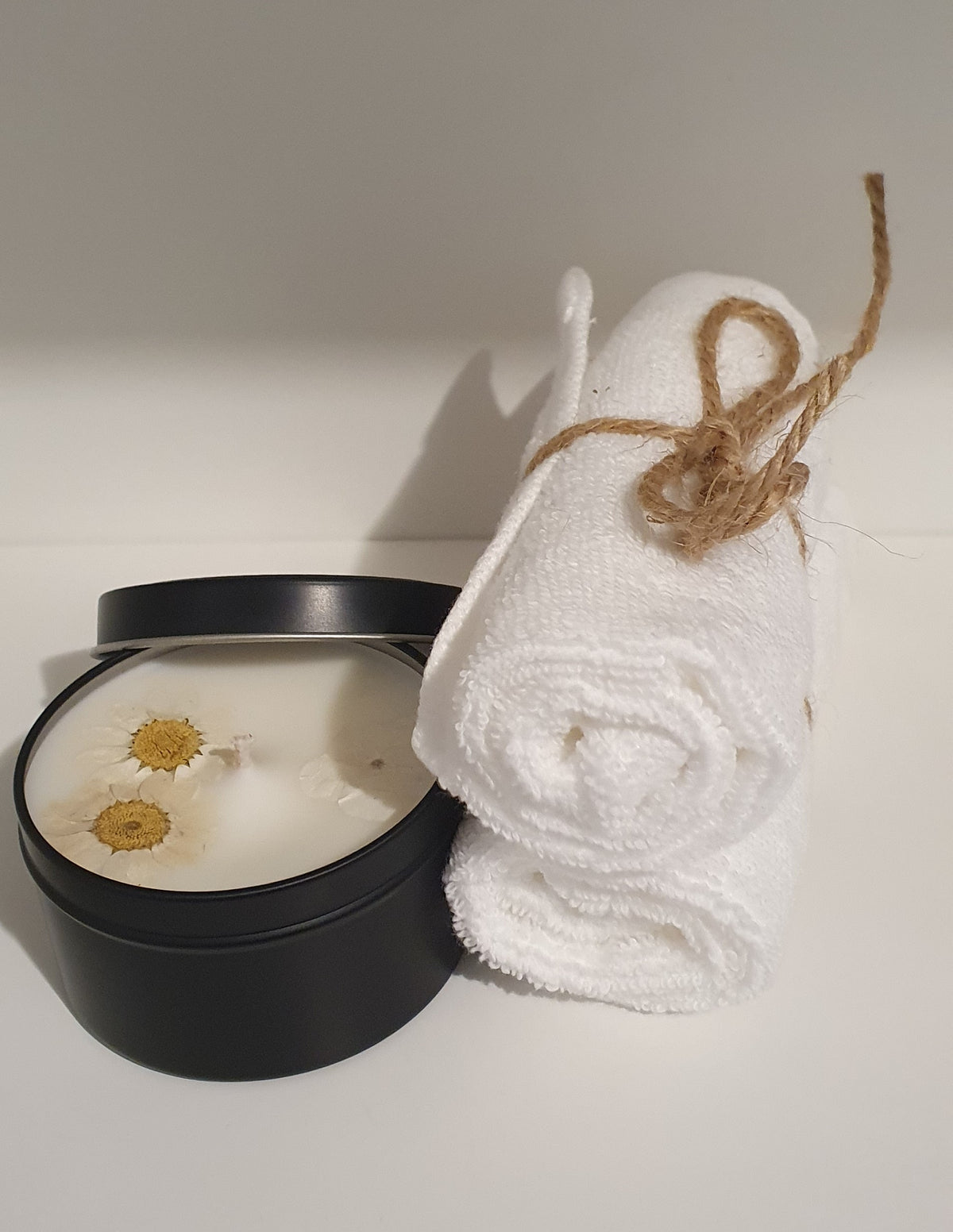 Clean Linen Soy Candle - Light Fragrance, Homemade in Australia, Gift Box With Ribbon, Perfect for Any Occasion.