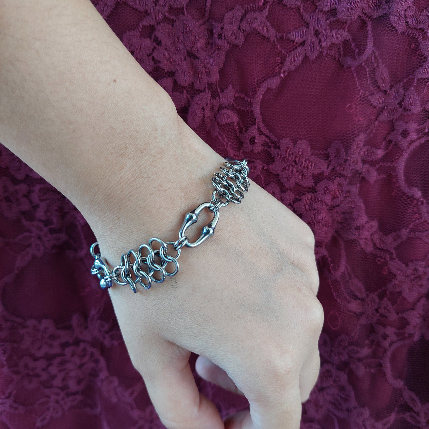 Chainmaille bracelet with chain connectors