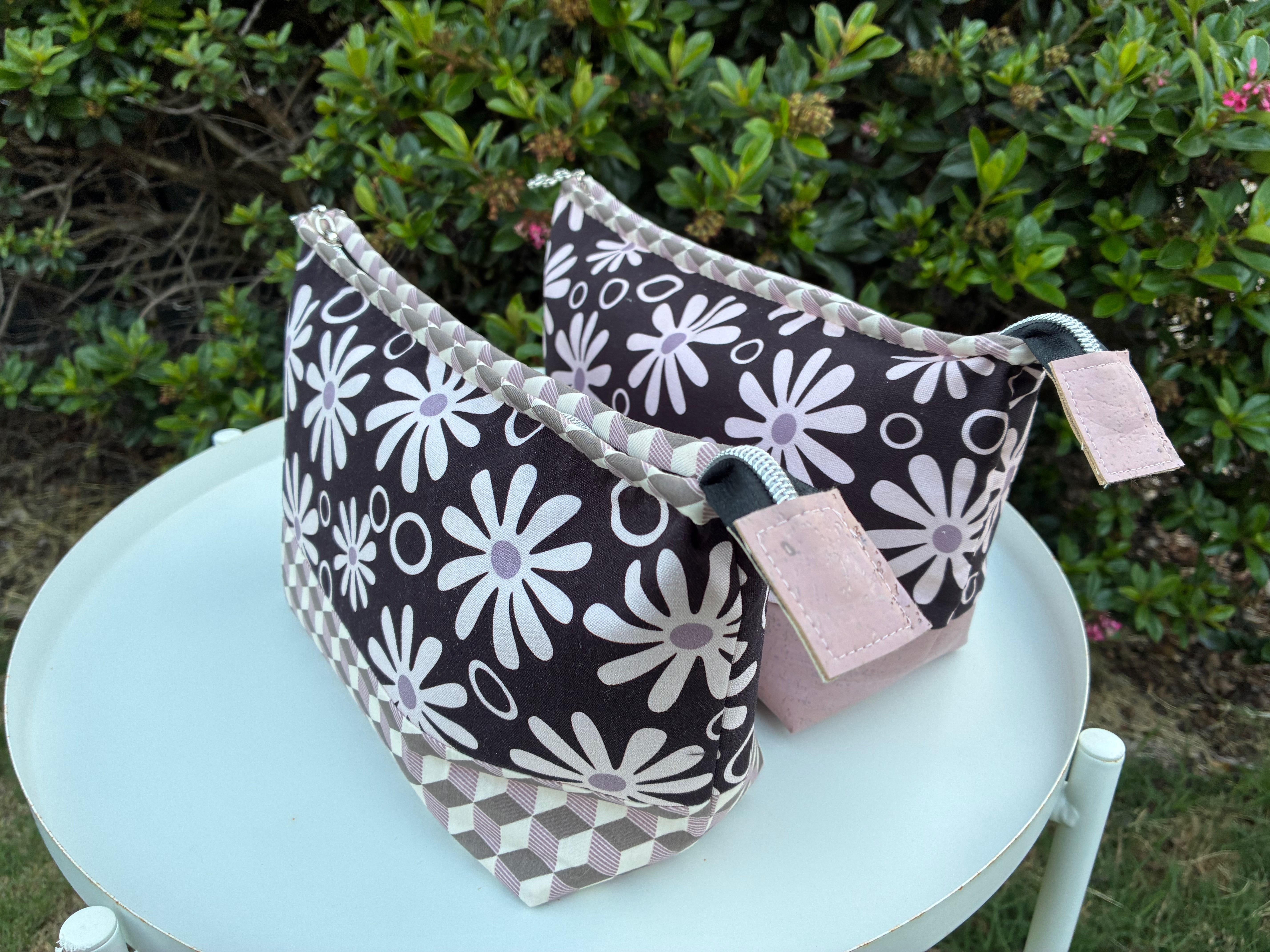Lola Pouch - Funky Daisies (Anzela Simcock)