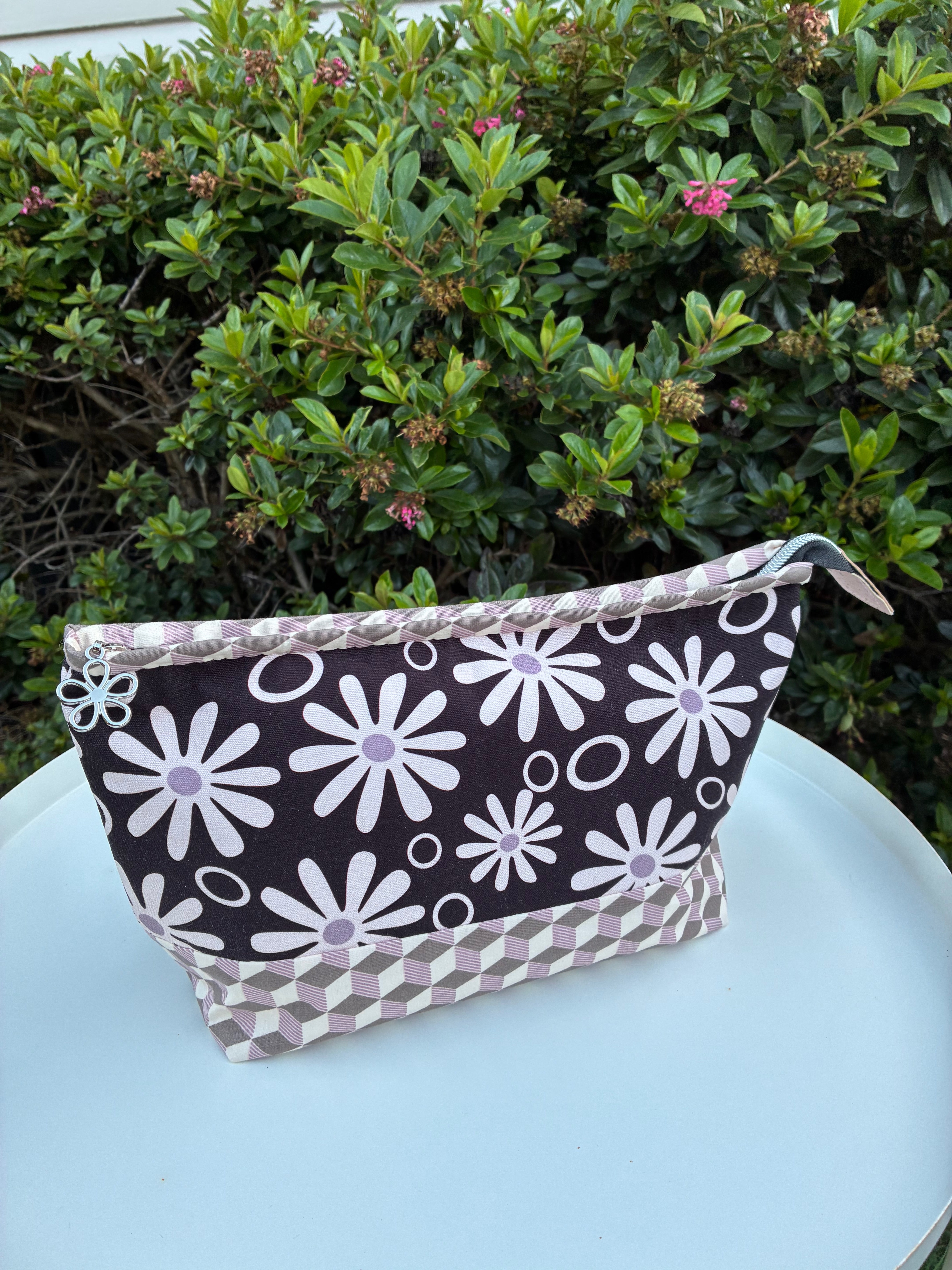 Lola Pouch - Funky Daisies (Anzela Simcock)