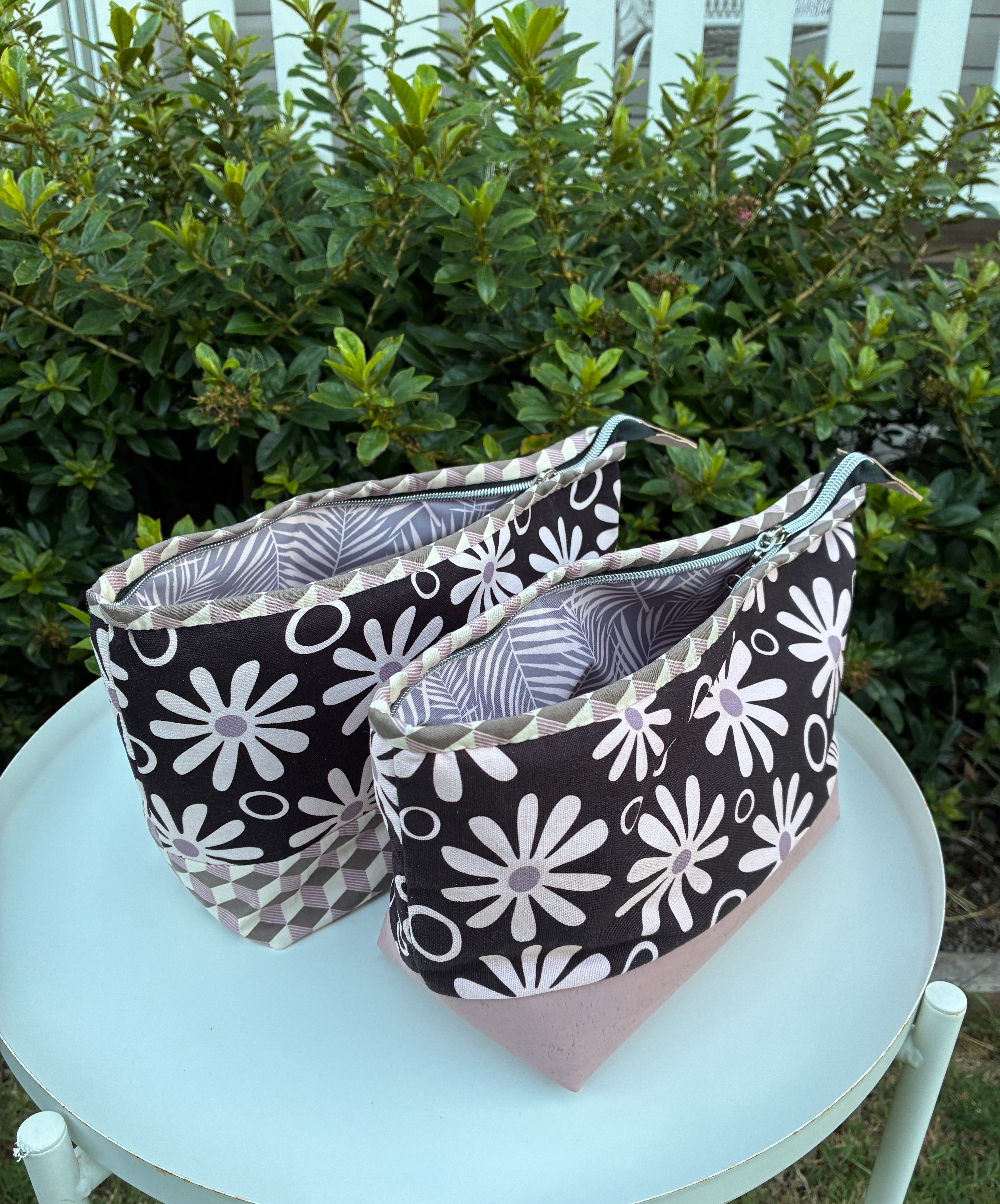 Lola Pouch - Funky Daisies (Anzela Simcock)