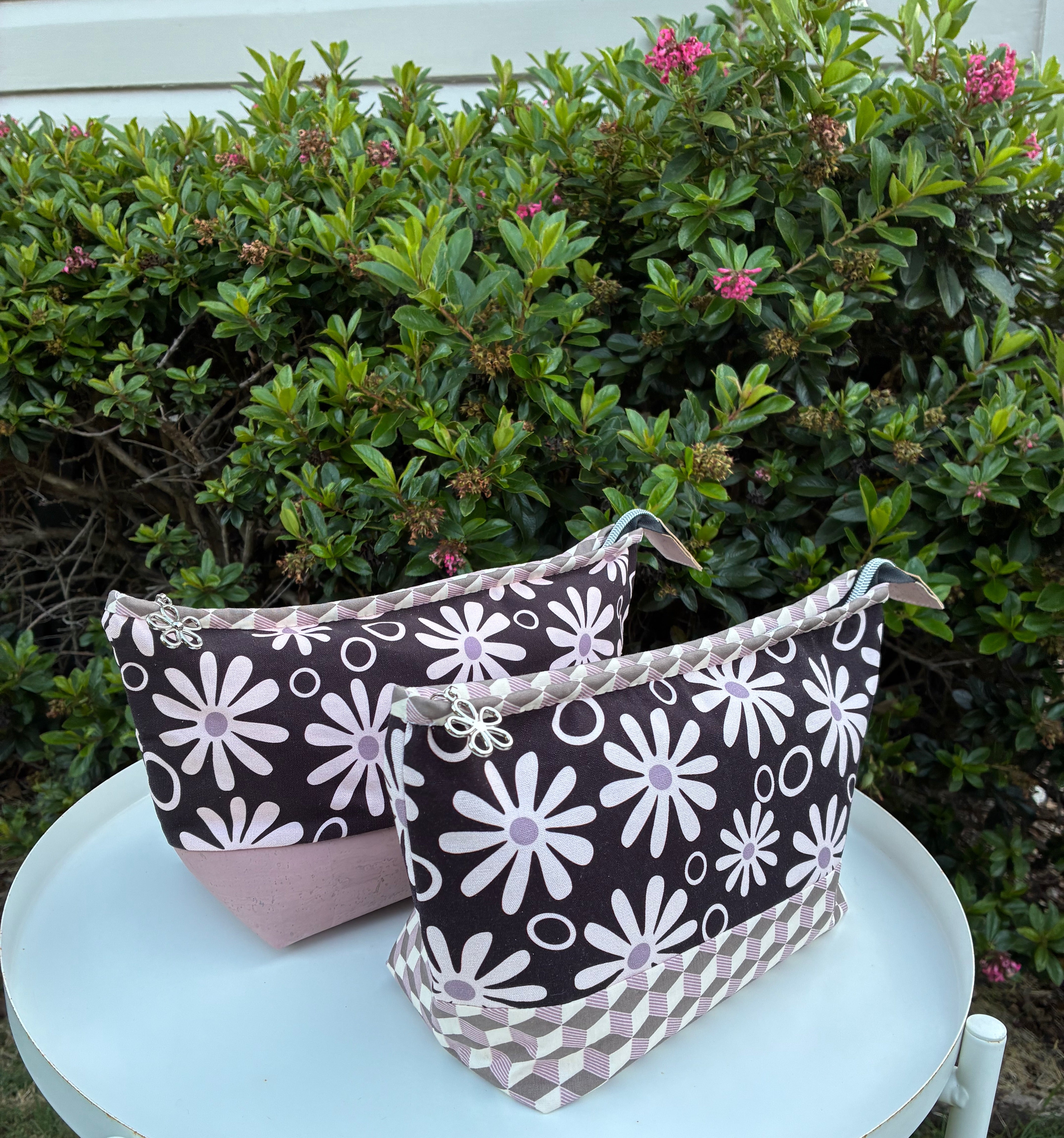 Lola Pouch - Funky Daisies (Anzela Simcock)