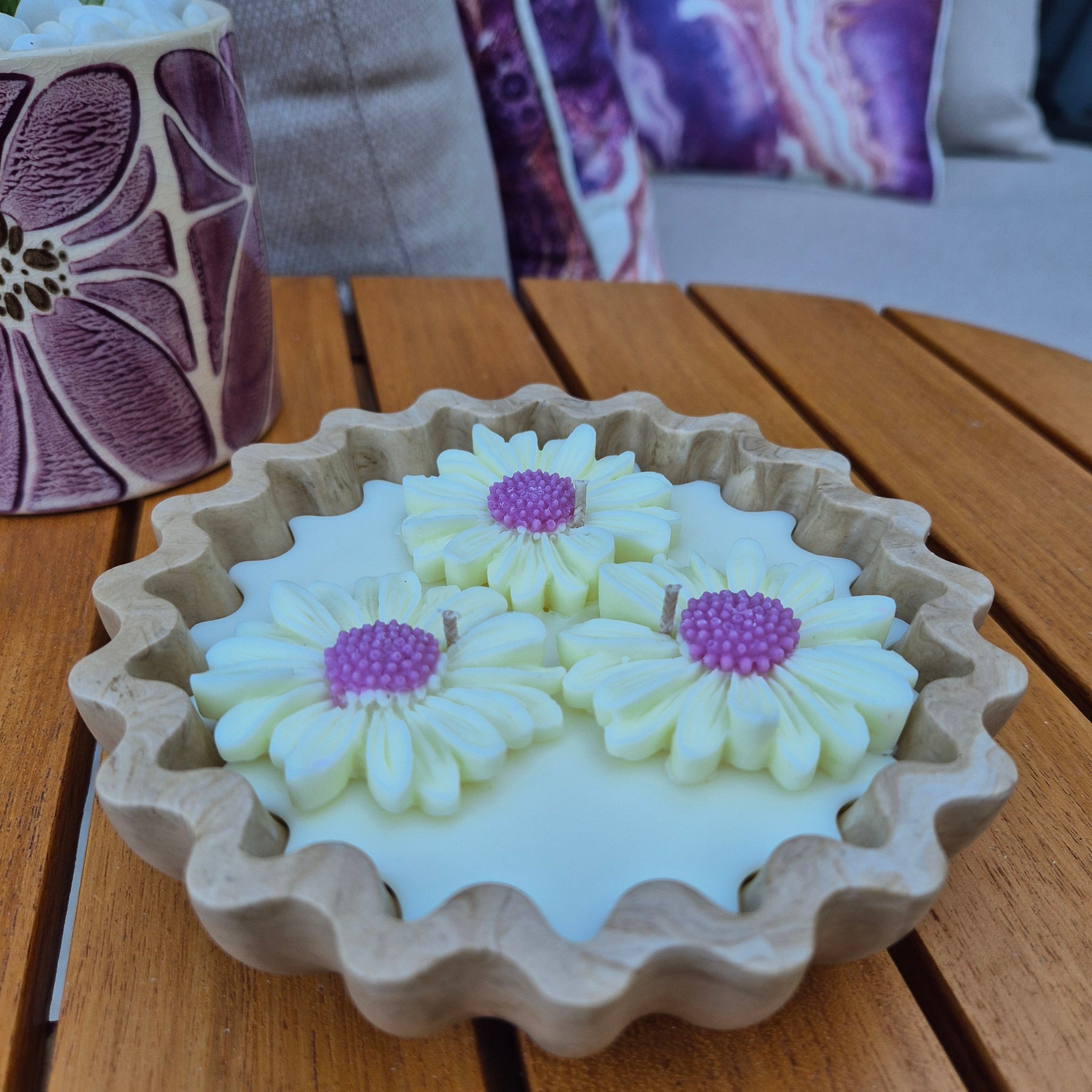 Eco-concrete daisy bowl candle with rose and lavender